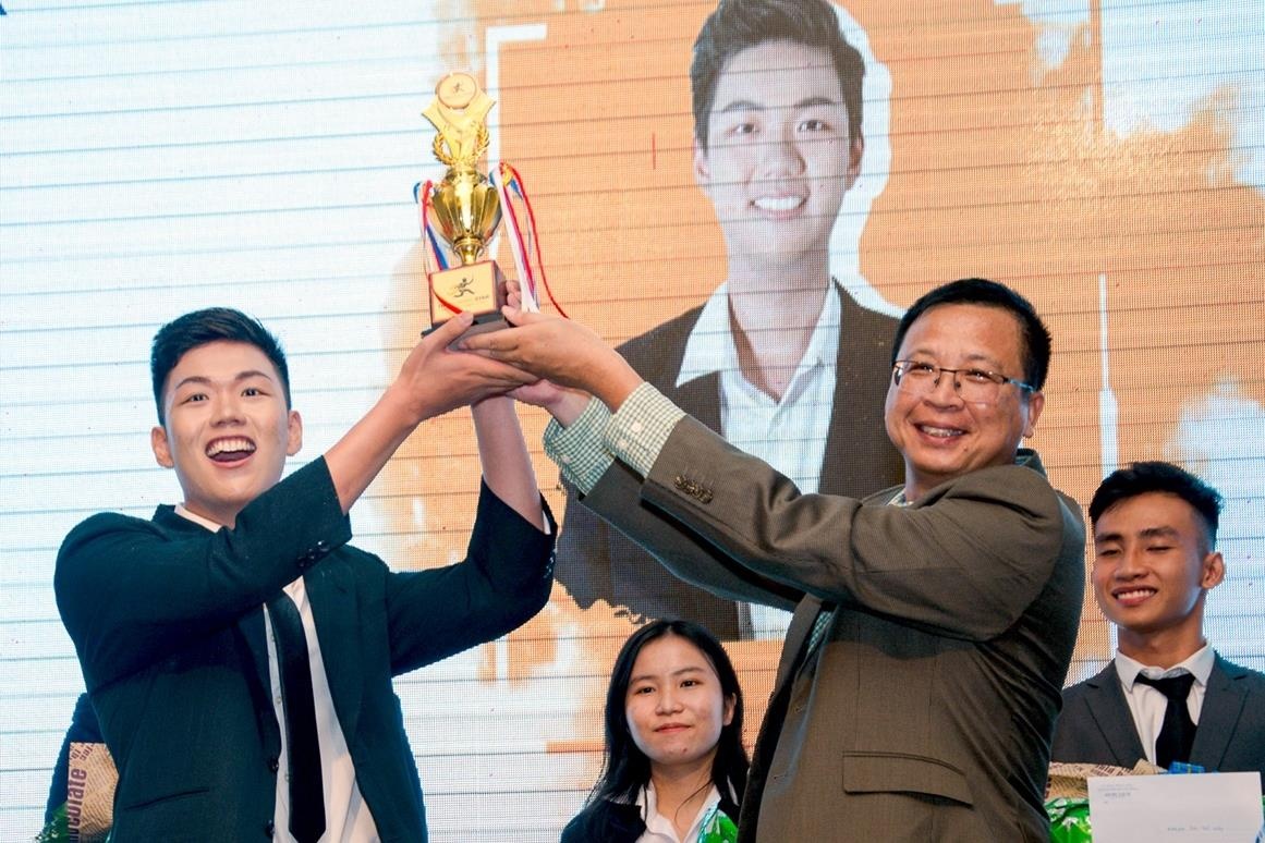 Hot boy DH Hoa Sen gianh quan quan cuoc thi 'The Guiding Star 2019' hinh anh
