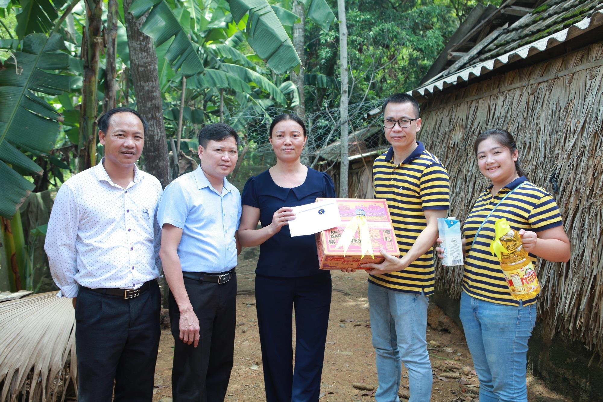 Ung dung goi xe 'be' cung tai xe ho tro khac phuc chay rung Ha Tinh hinh anh