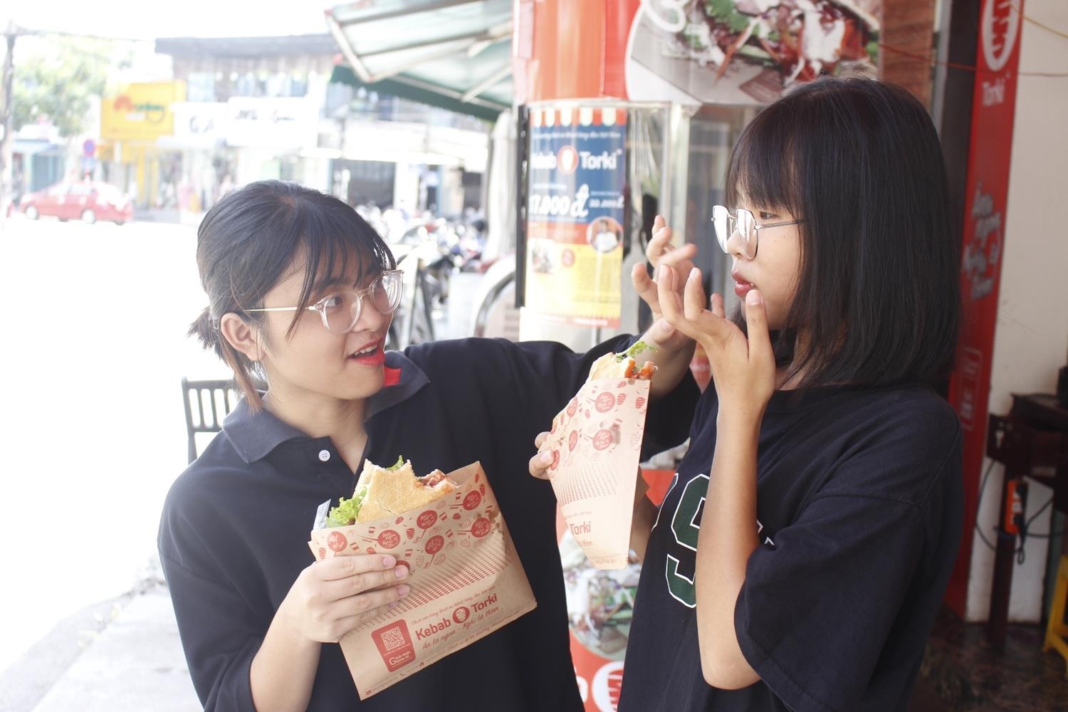 Thuong thuc banh mi kebab 'the he moi' thom gion, hop tui tien hinh anh