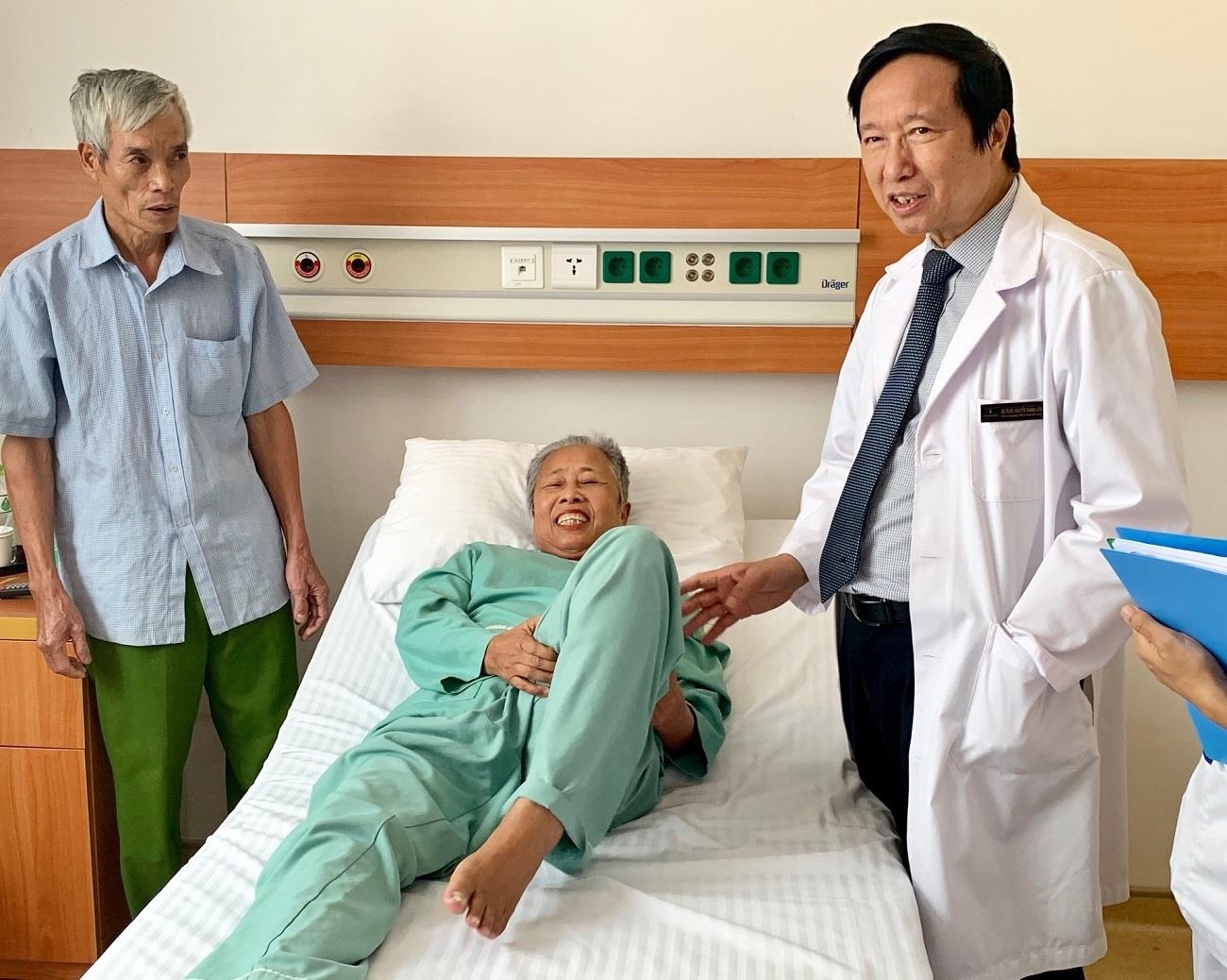 Nu trinh sat trong anh 'Co bo doi be em be' va phep mau giua doi thuc hinh anh