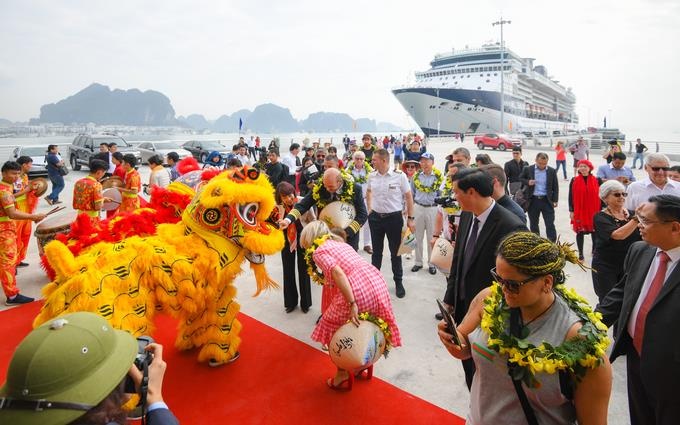 Don khach hang sang, Ha Long du kien bung no 'du lich mua sam' hinh anh