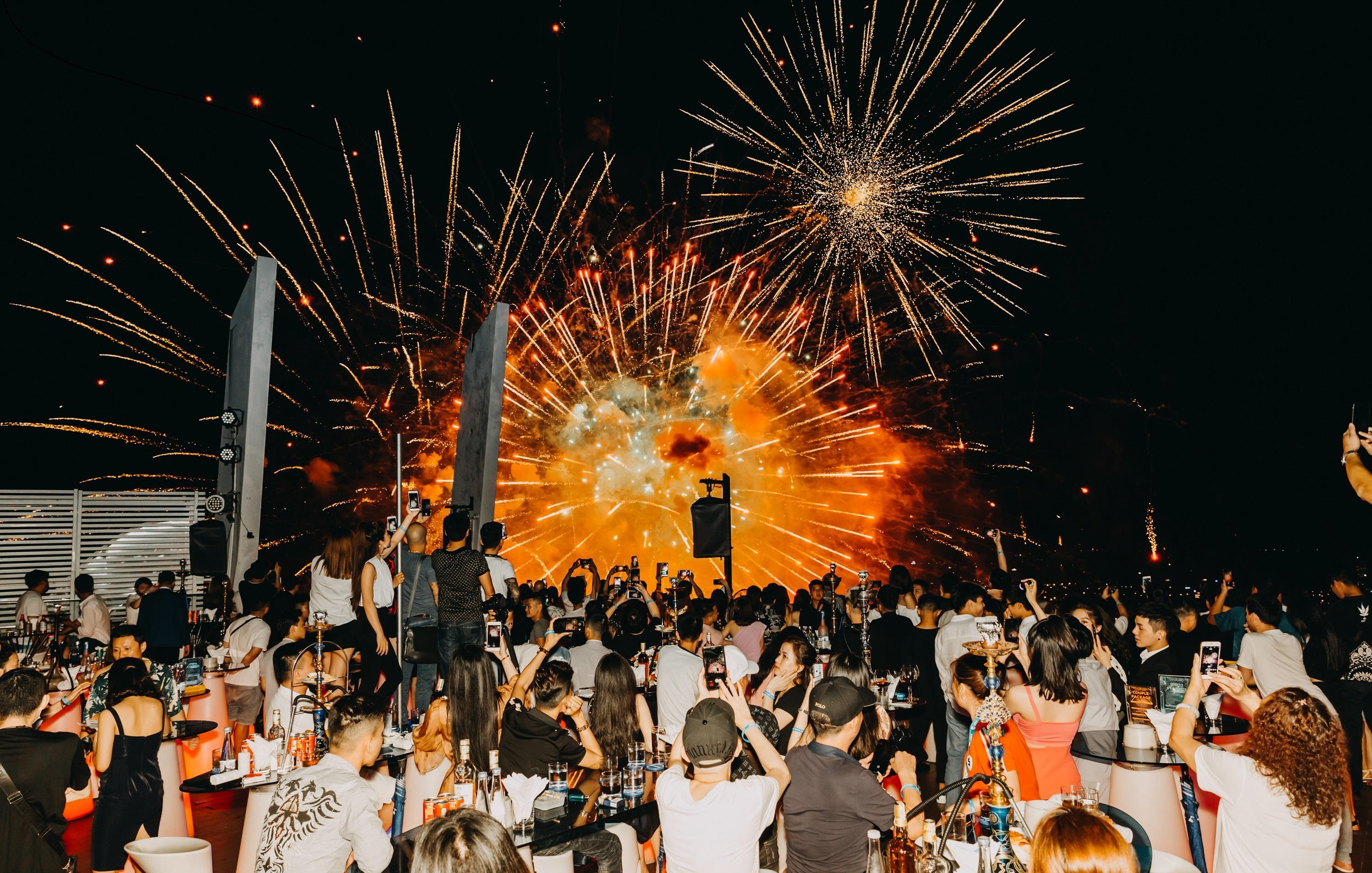 Dieu gi tao nen suc hut cua Sky36 - rooftop bar nhin ra song Han? hinh anh