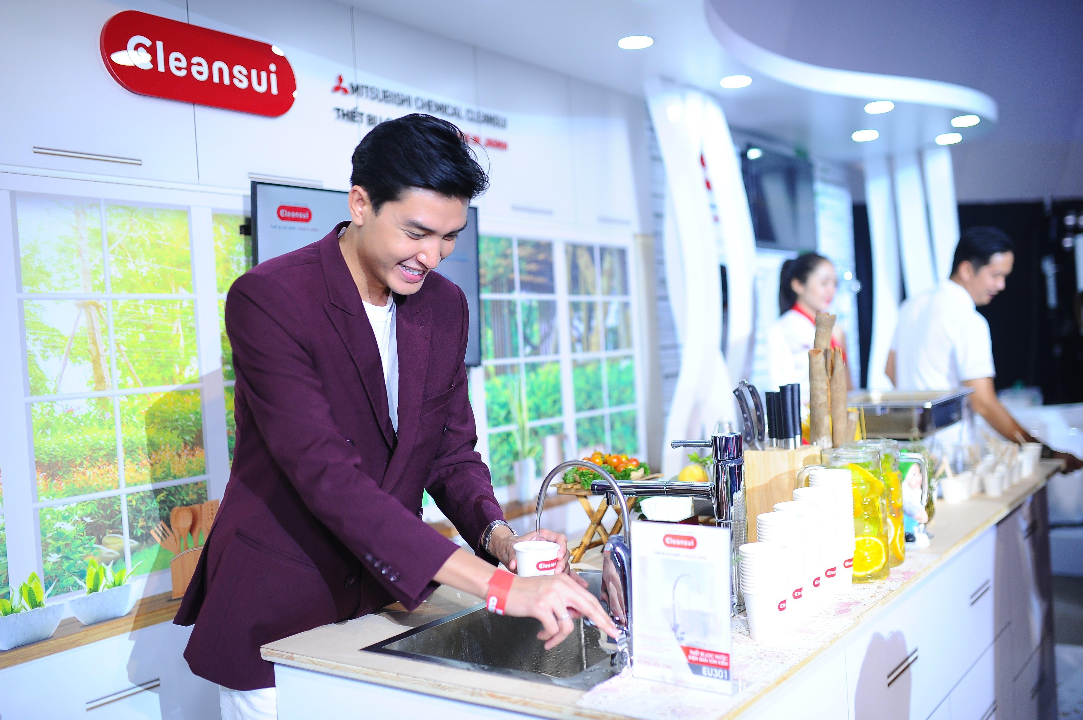 Sao Viet truyen cam hung song khoe voi nguon nuoc sach hinh anh