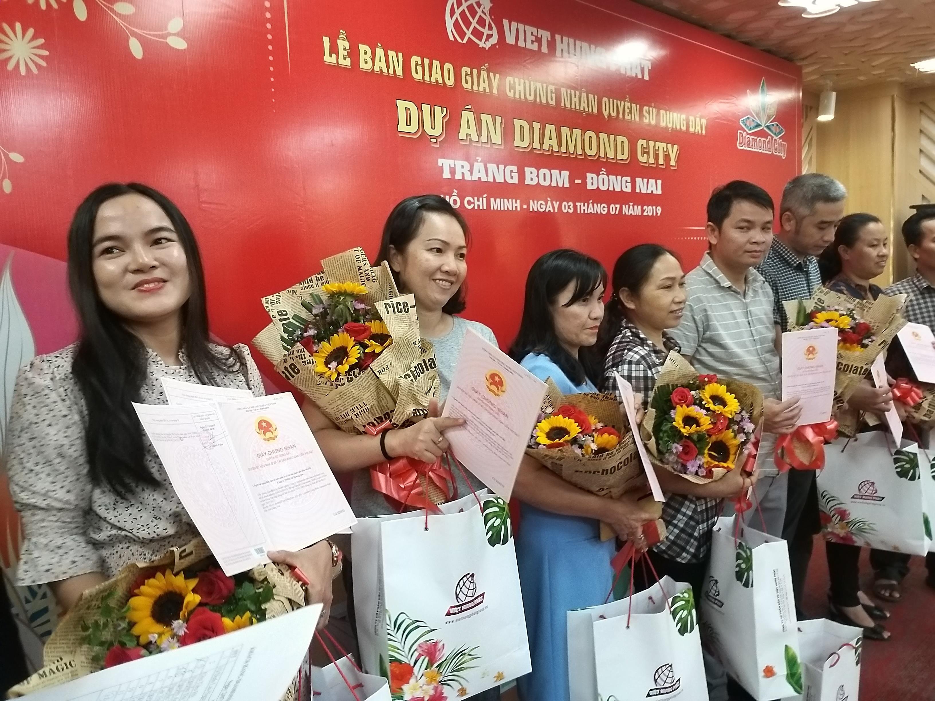 Hon 400 khach hang nhan so hong du an Diamond City hinh anh