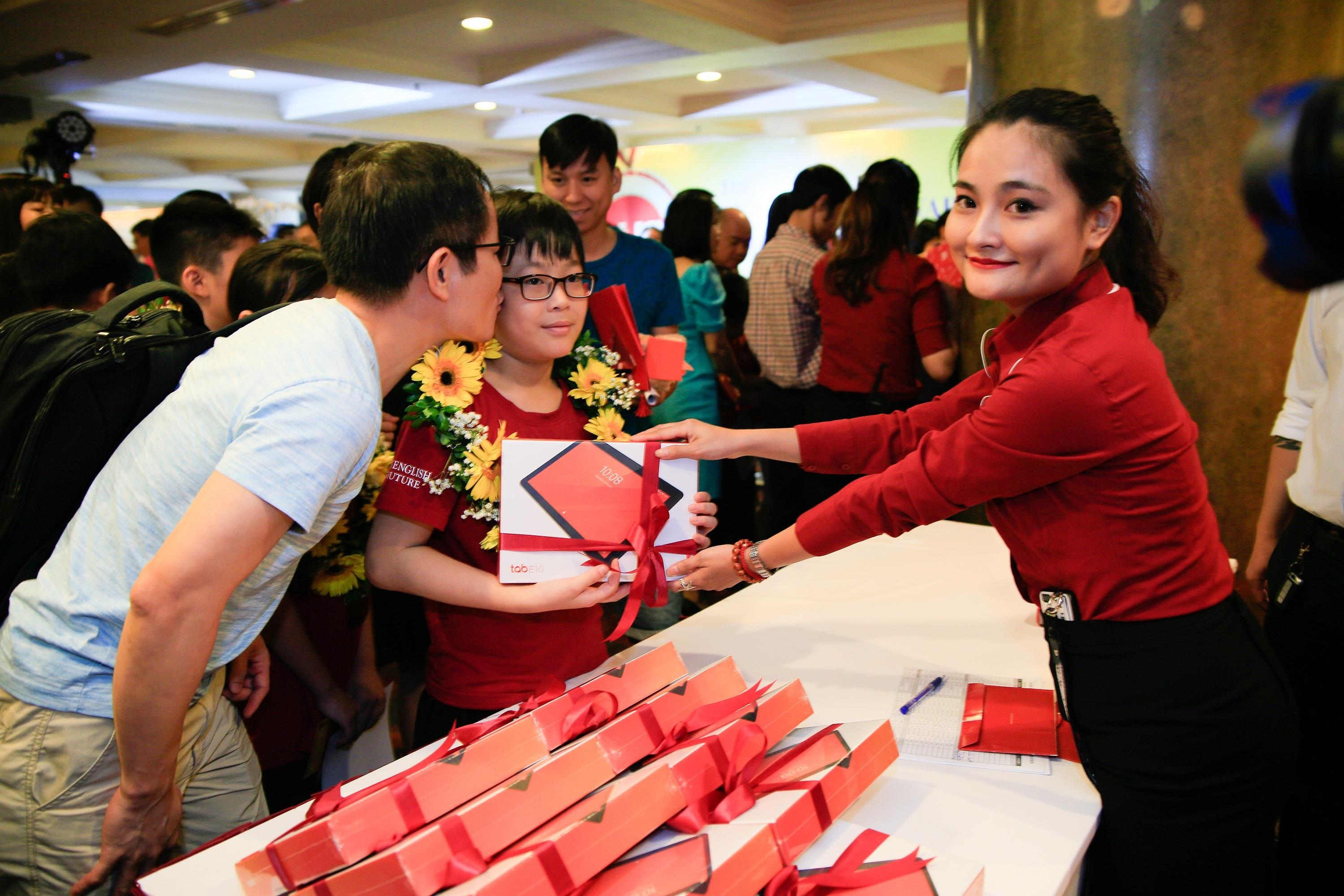 VUS Ha Noi trao 119 chung chi Anh ngu quoc te tai le vinh danh cam xuc hinh anh