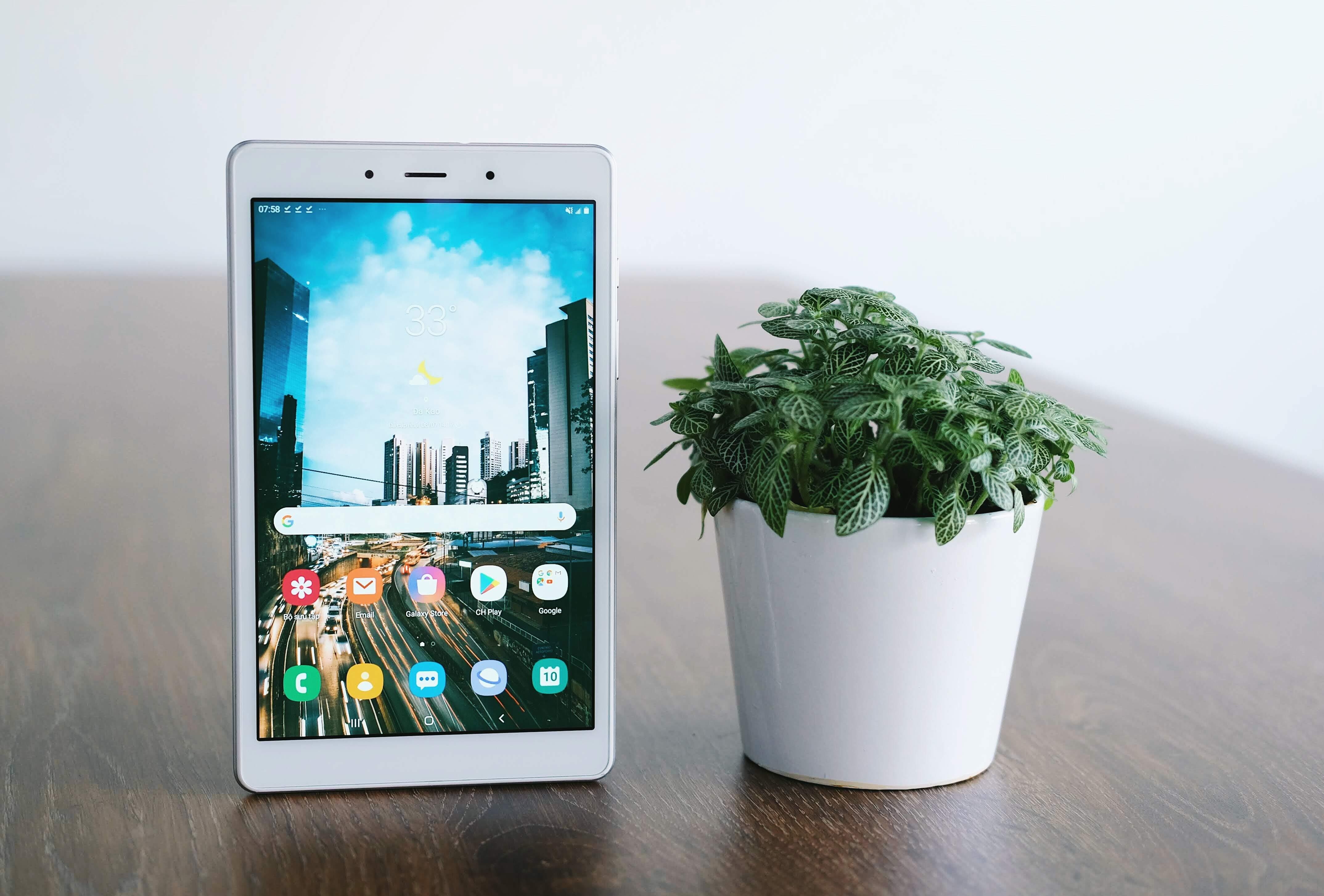 Tai sao Samsung tao ra 'dien thoai bang' cho nguoi dung pho thong? hinh anh