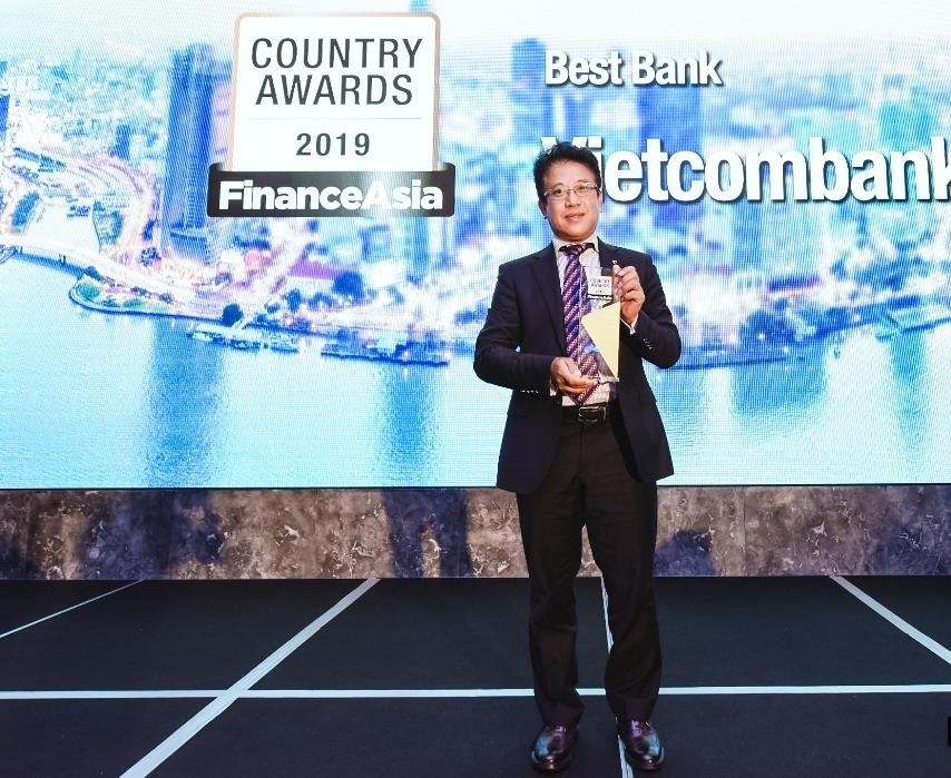 Vietcombank nhan giai 'Ngan hang tot nhat Viet Nam 2019' hinh anh