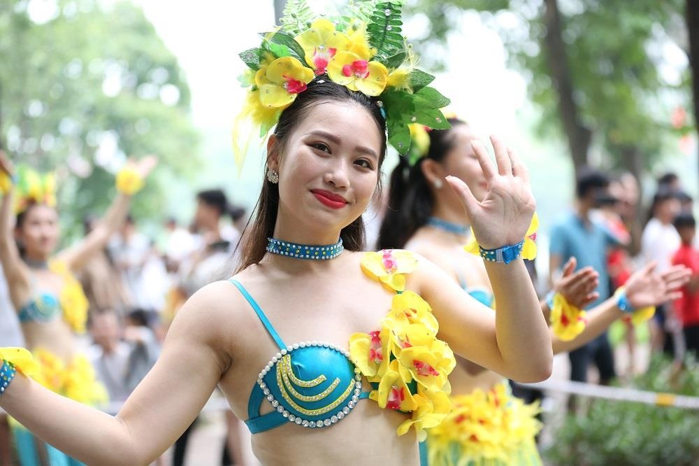 Gan 100 nghe si trong va ngoai nuoc khuay dong pho di bo Ha Noi hinh anh