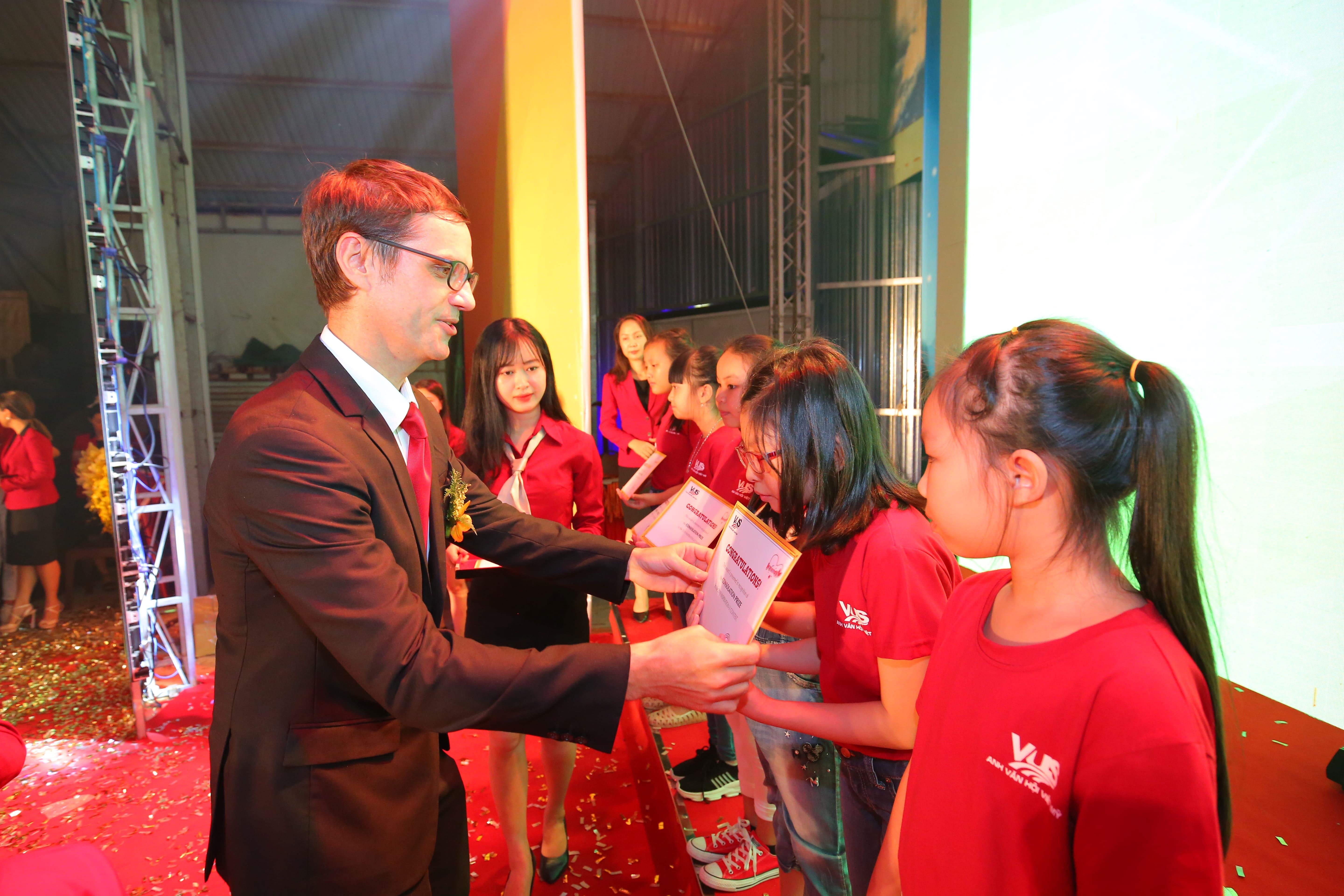 Anh van Hoi Viet My VUS anh 4