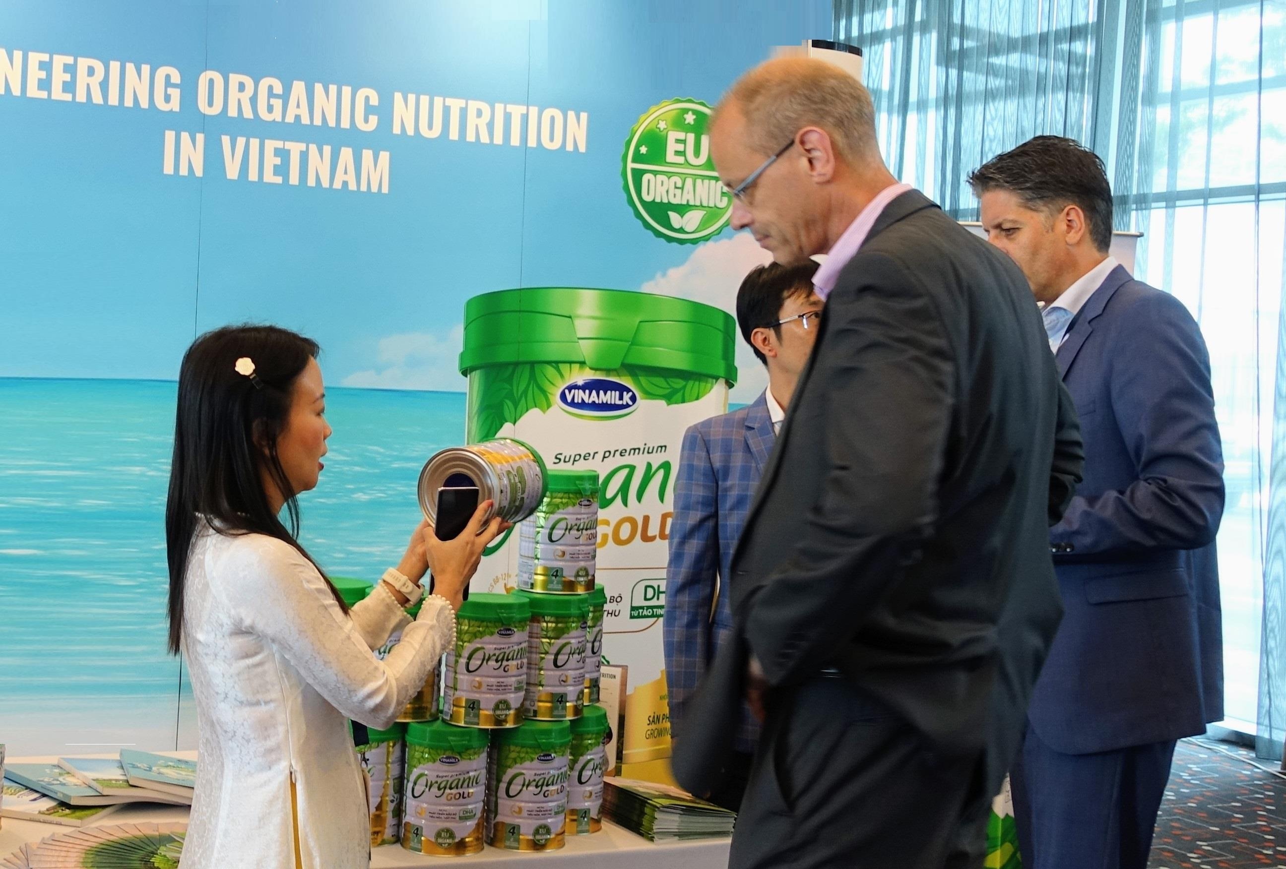 Vi sao sua bot tre em Vinamilk Organic Gold duoc danh gia cao? hinh anh