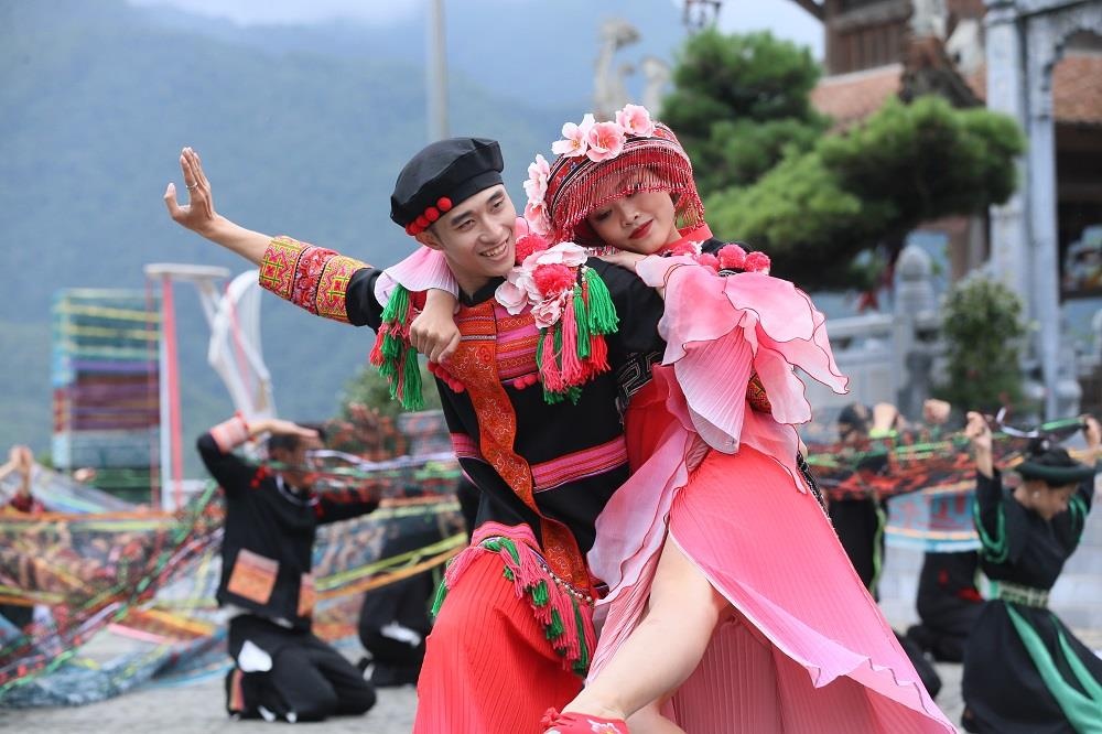 Du khach ngo ngang voi show nghe thuat 'Vu dieu tren may' tai Fansipan hinh anh