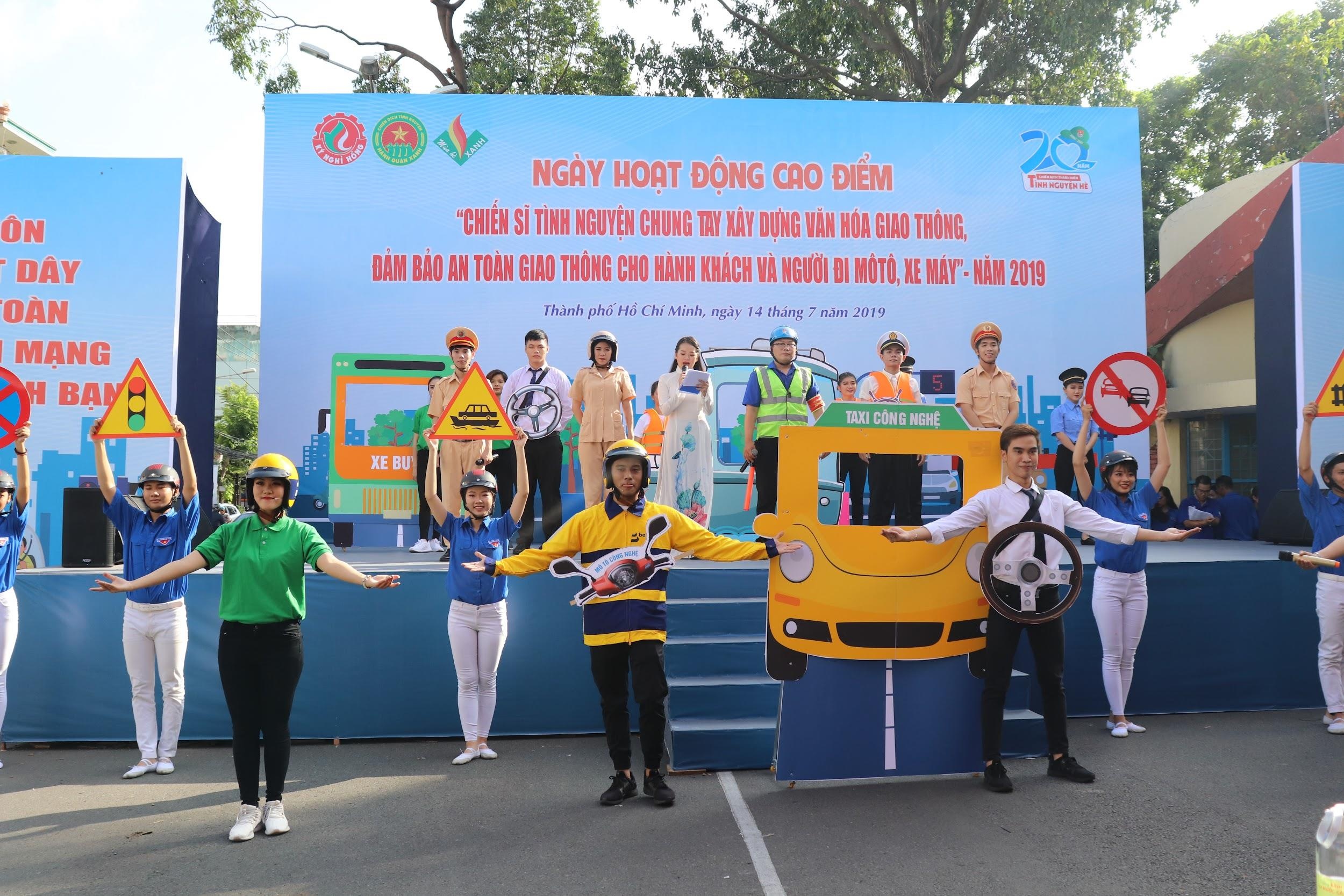 Tai xe cong nghe chung tay xay dung van hoa giao thong hinh anh