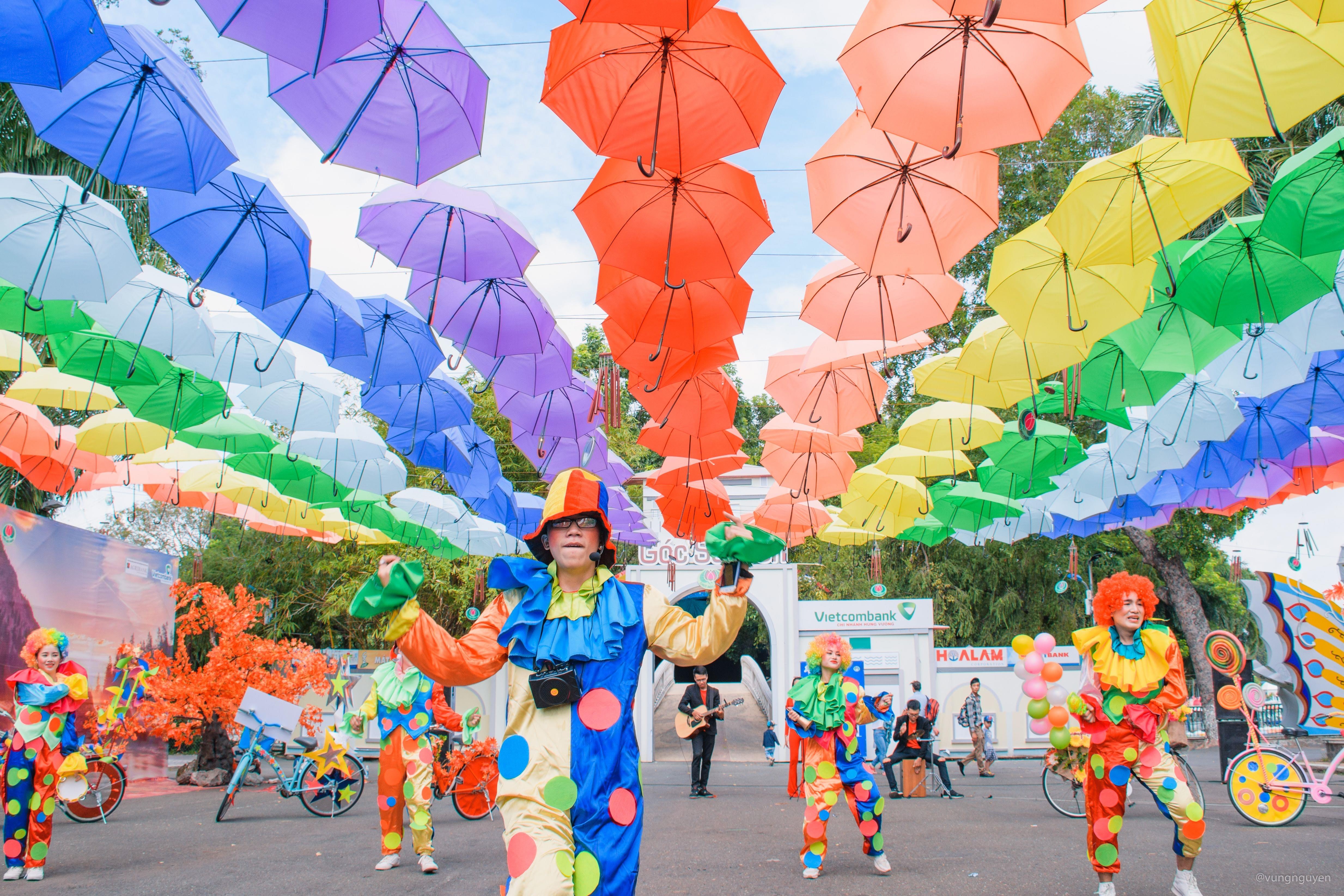 Du lich vong quanh the gioi trong mot ngay tai Dam Sen hinh anh