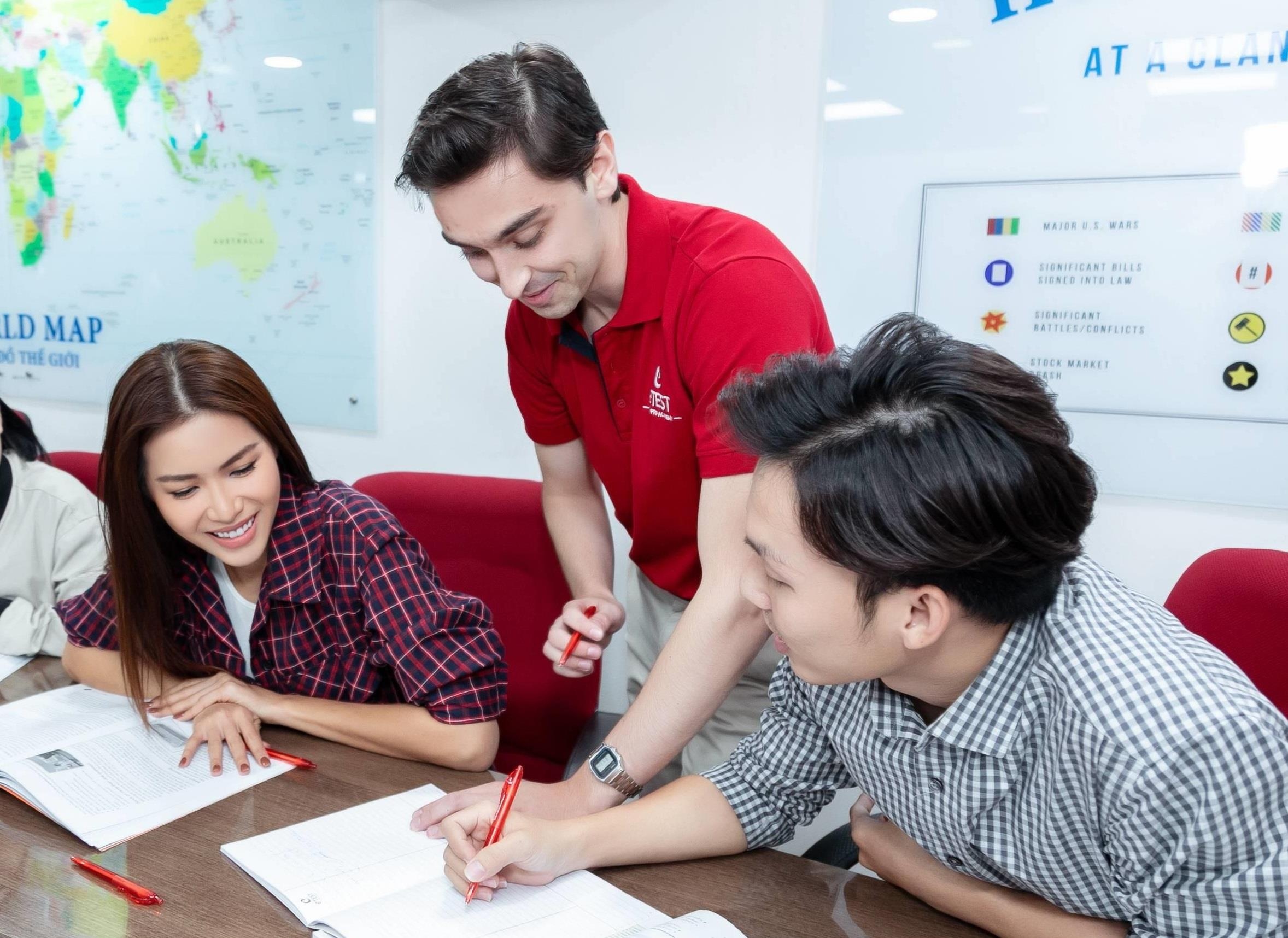 Minh Tu quyet tam hoc tieng Anh de truyen cam hung cho nguoi ham mo hinh anh