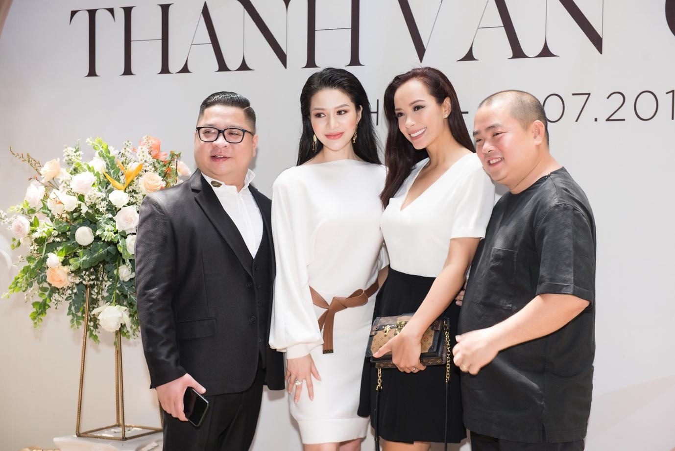 Dan sao Viet vay ao long lay du khai truong Thanh Van Skincare-clinic hinh anh