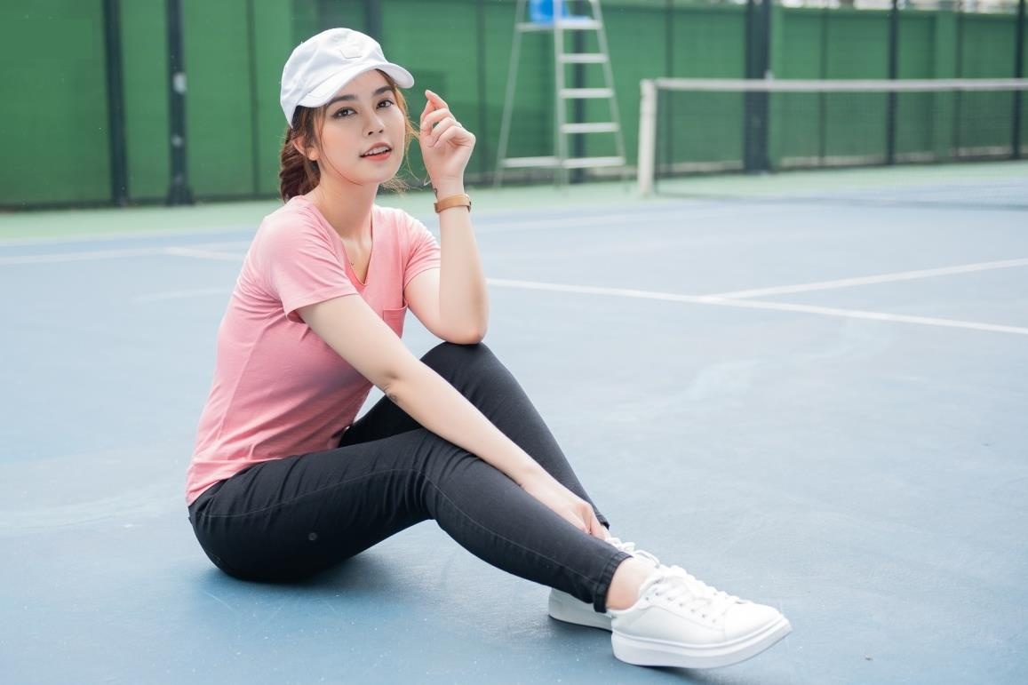 MC Young hua hen khuay dong thi truong quan jeans, ao thun hinh anh