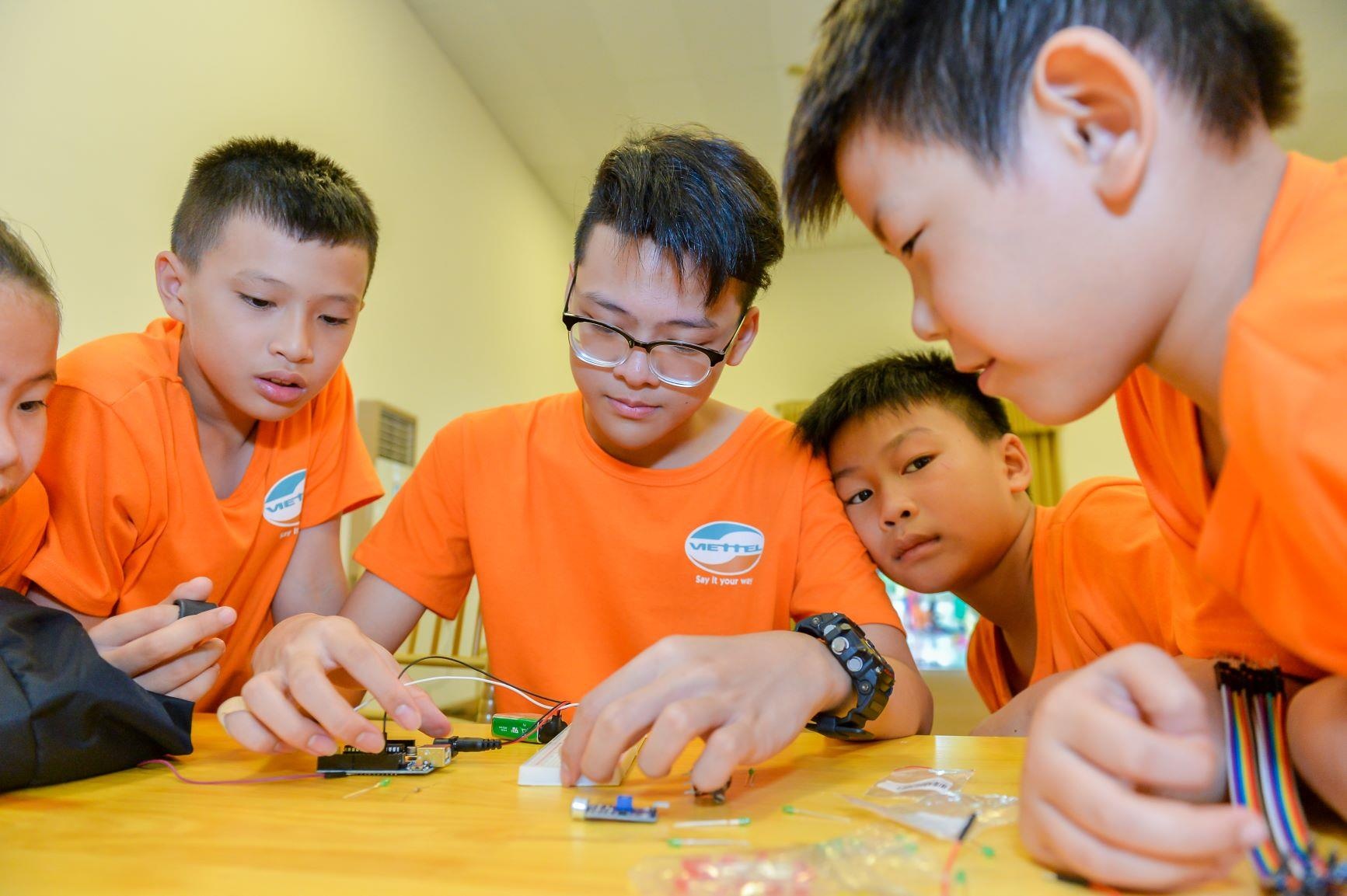 Hoc sinh Viet trai nghiem van hoa toan cau voi thay Tay hinh anh