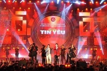 Noo, Den Vau khuay dong hang nghin khan gia tai pho di bo Nguyen Hue hinh anh