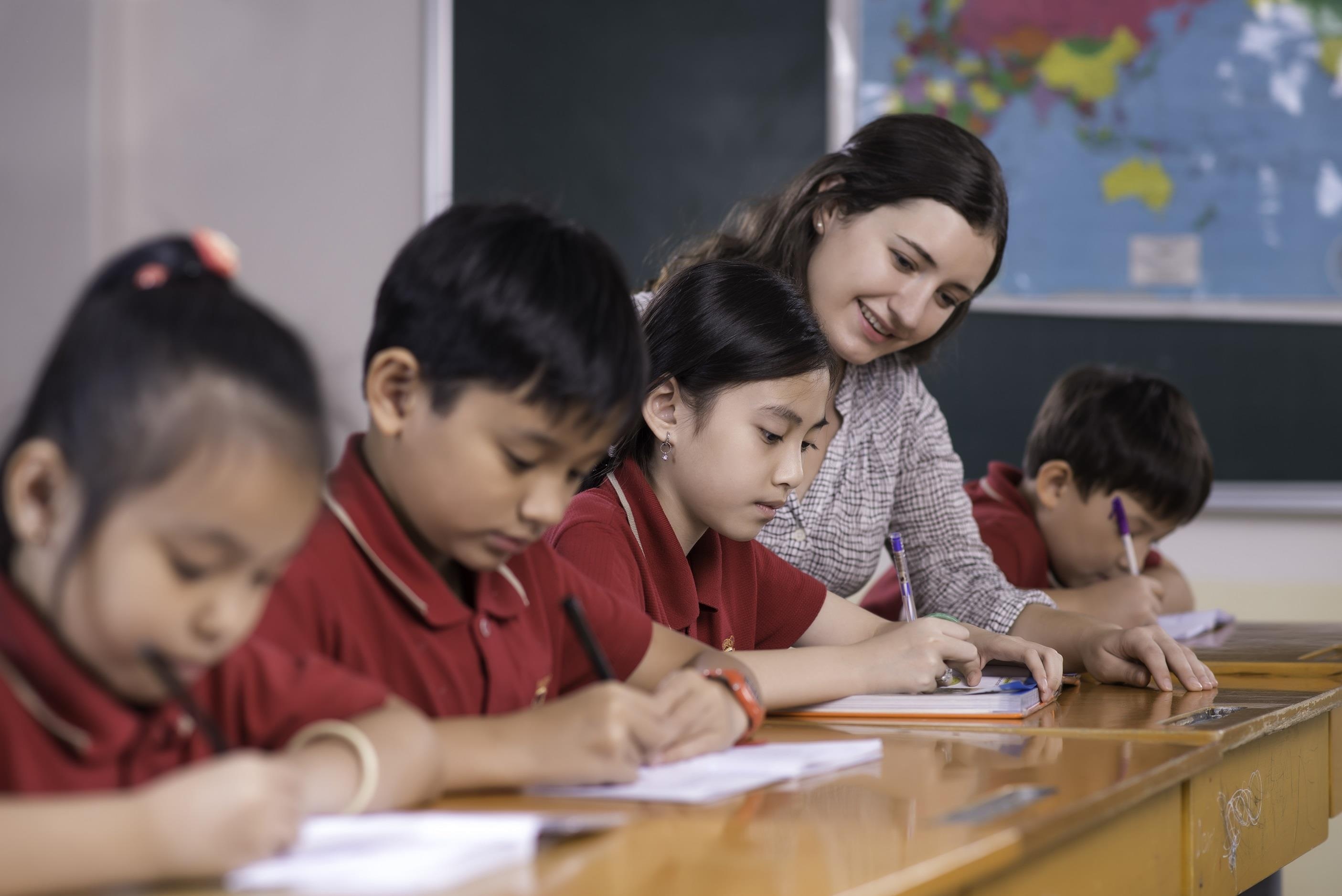 Tien phong dua Cambridge hoc thuat vao giang day, VAS co loi the gi? hinh anh