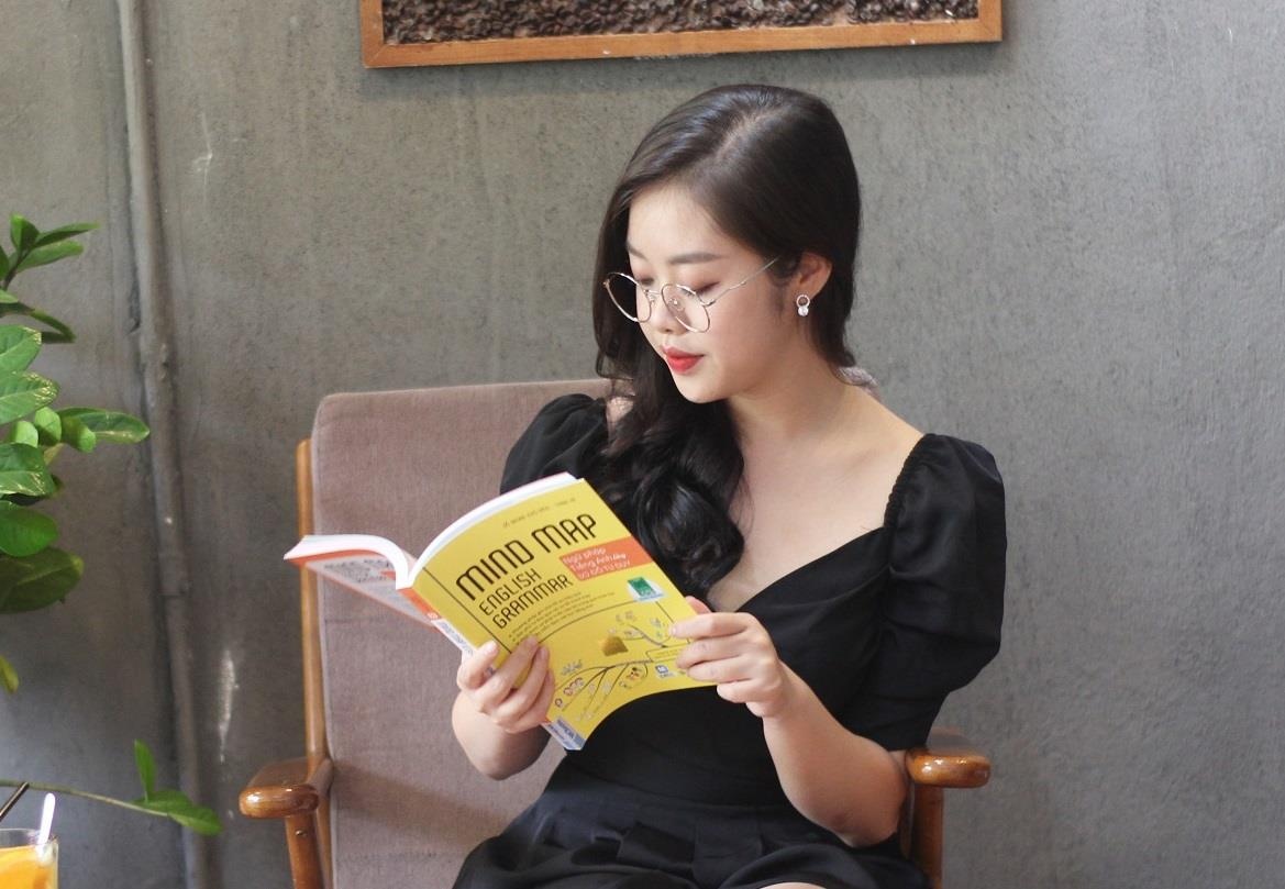 Nu nhan vien van phong xinh dep bat mi lo trinh hoc tieng Anh can ban hinh anh