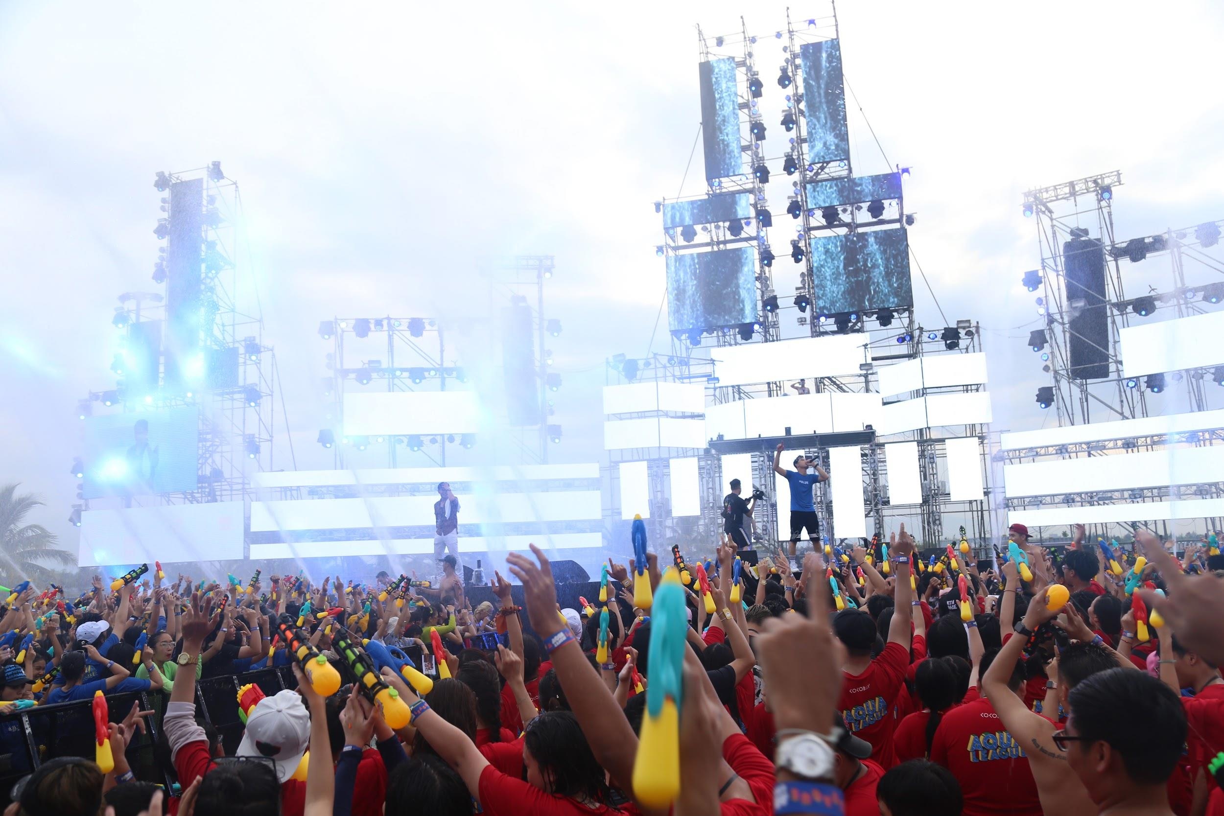 Le hoi nuoc Aqua League anh 1