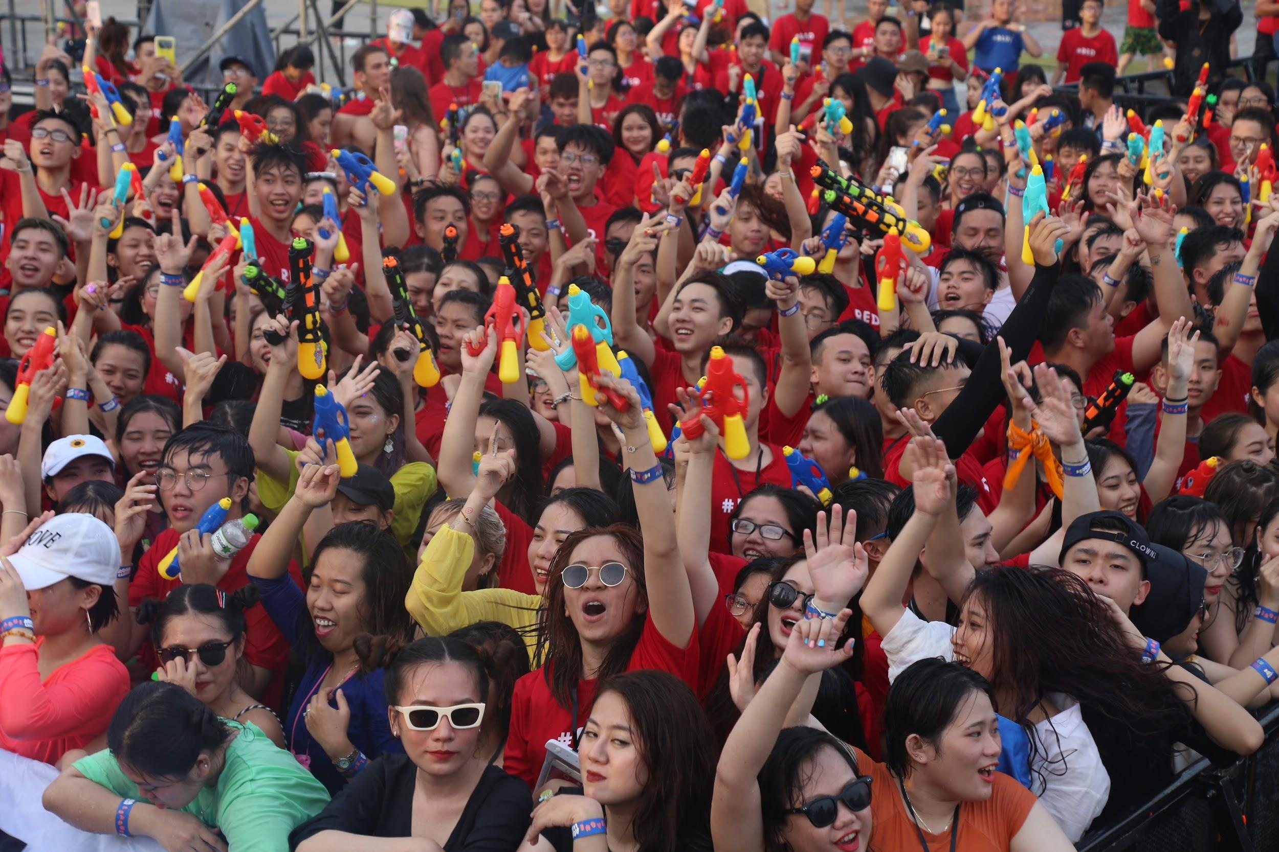 Le hoi nuoc Aqua League anh 6