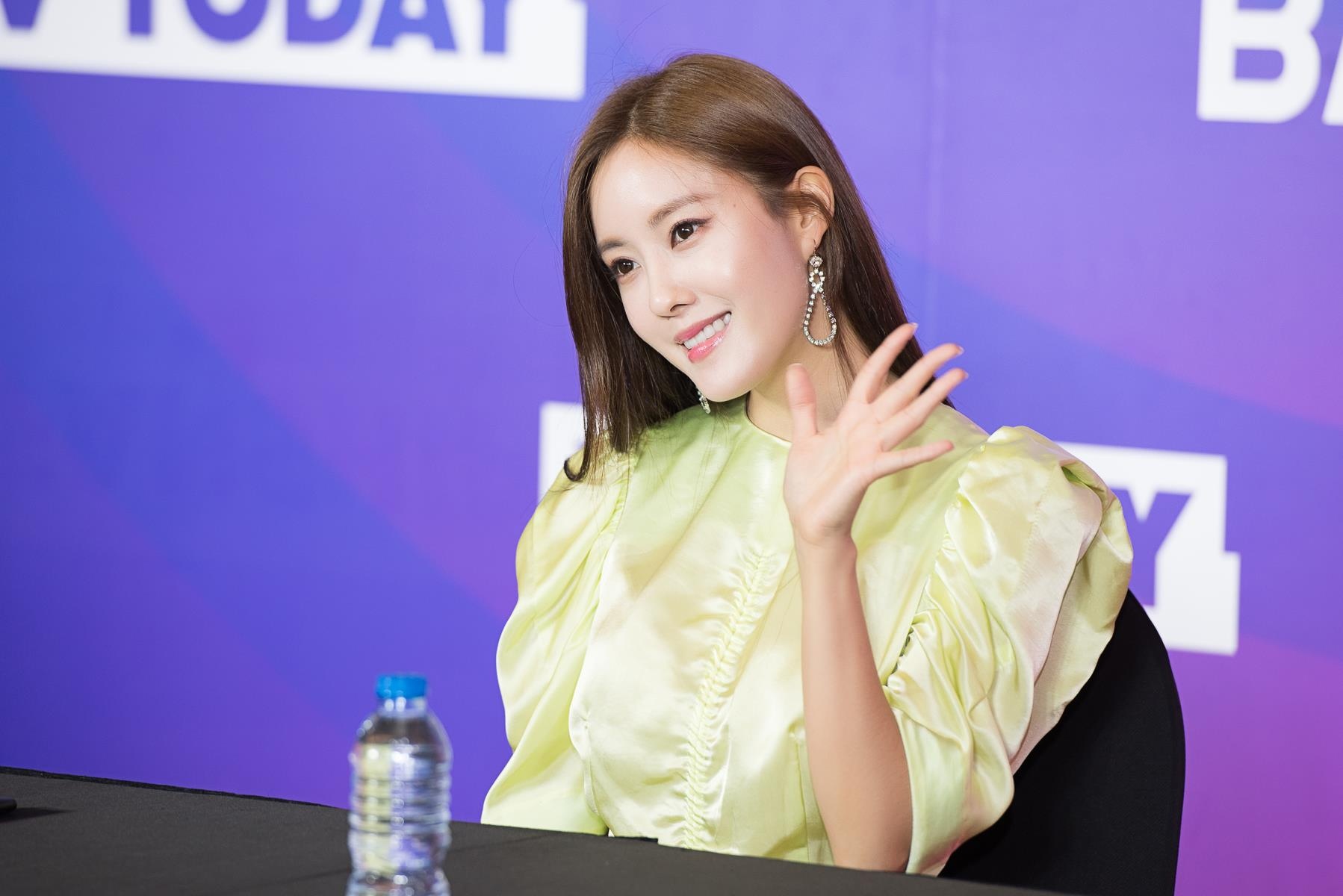 Hyomin lien tuc high-five, Kim Jaejong ru nguoi ham mo Viet selfie hinh anh