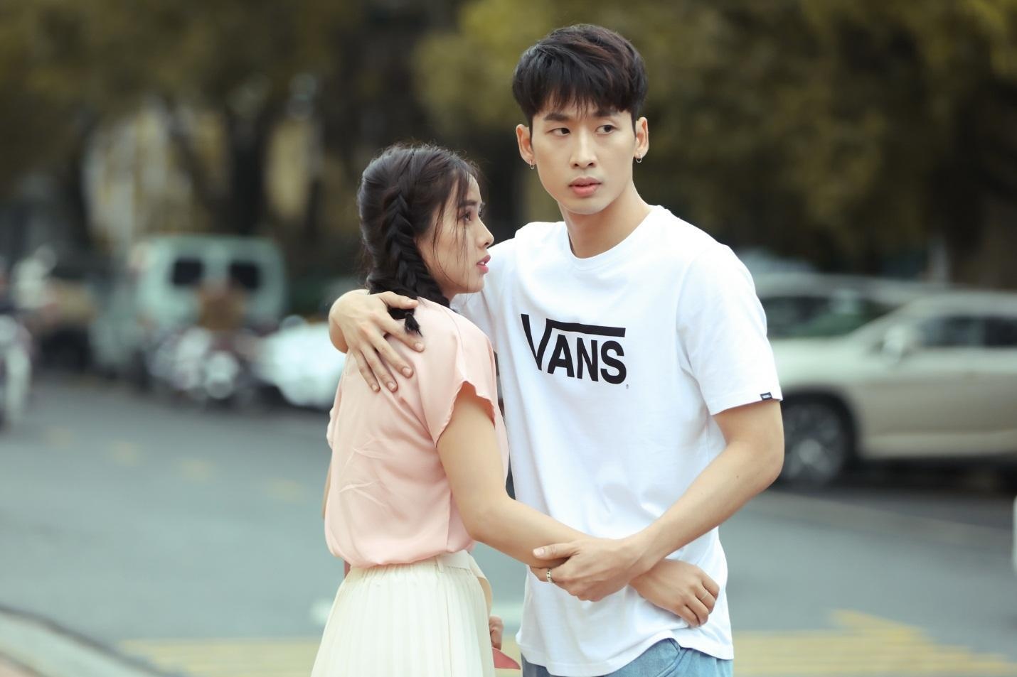 Gu thoi trang don gian, ca tinh cua Tuan Tran trong '21 ngay yeu em' hinh anh