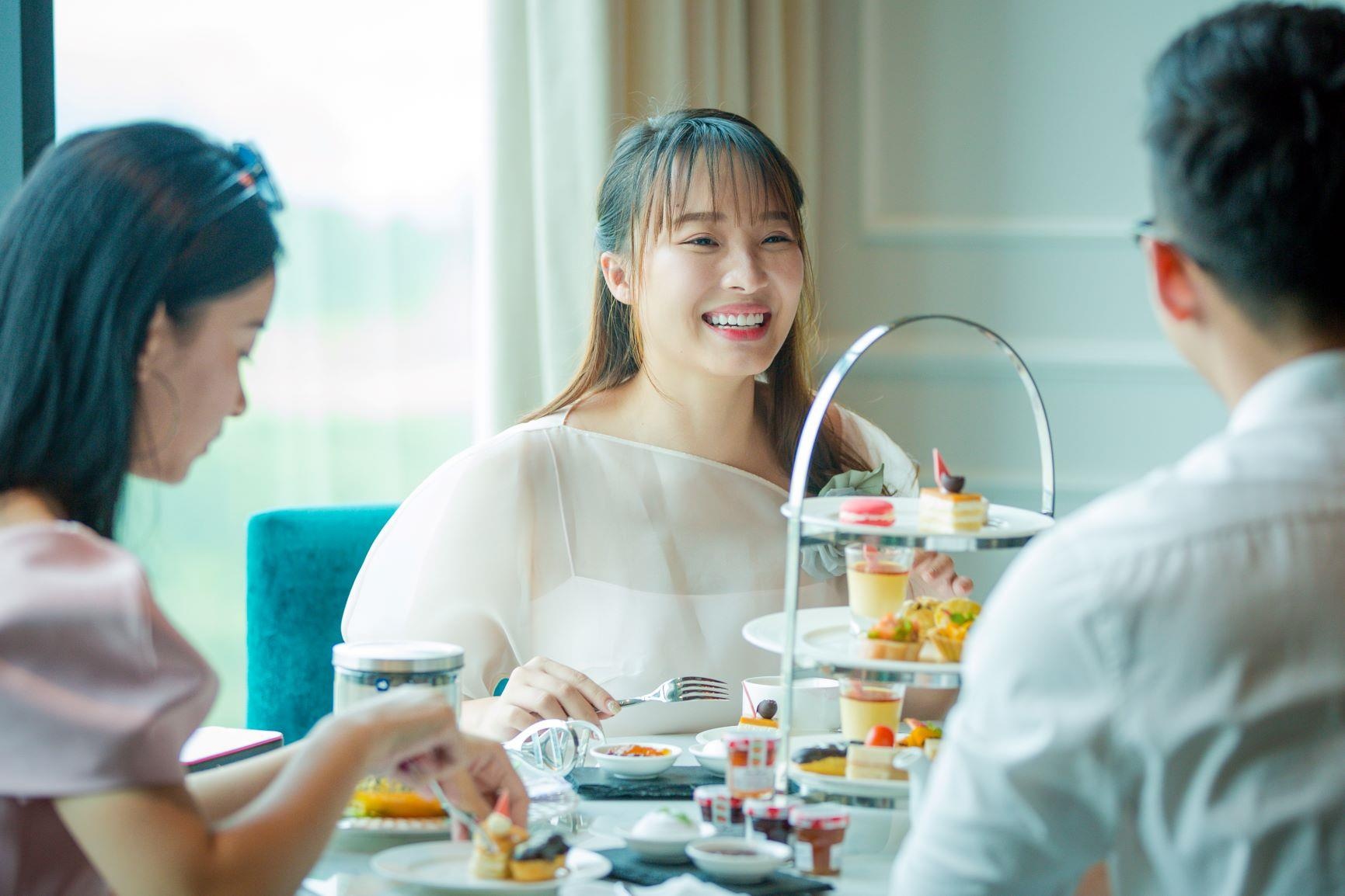 Vua thuong tra vua ngam vinh di san - thu vui cua du khach ghe Ha Long hinh anh