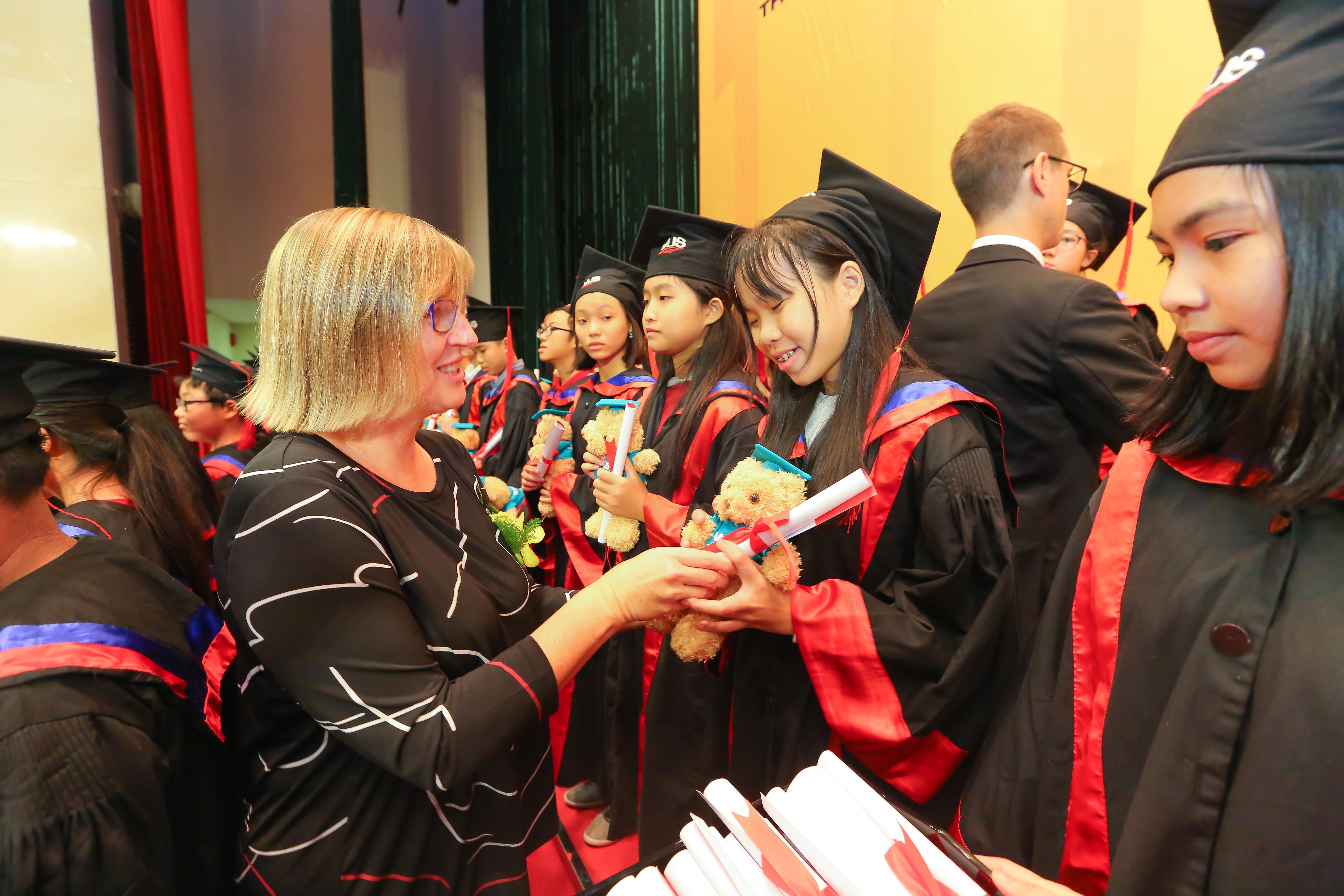 VUS trao chung chi Anh ngu quoc te cho hon 1.000 hoc vien xuat sac hinh anh