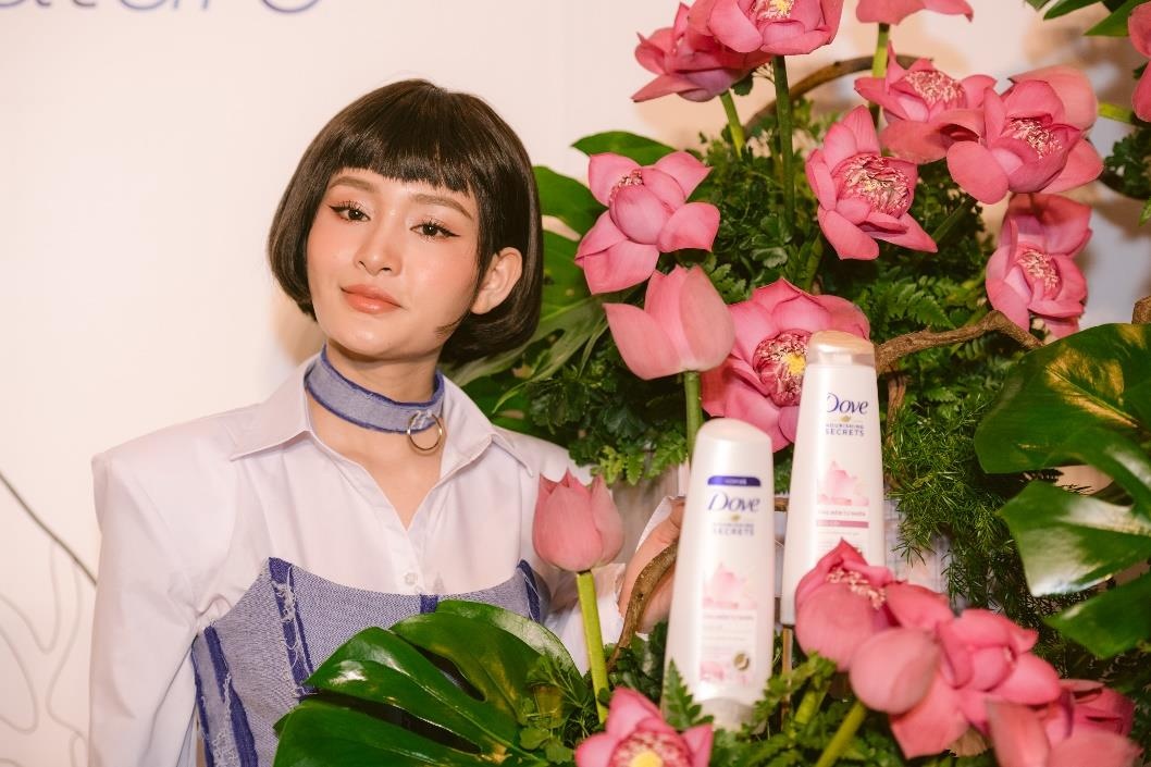 Hien Ho, Mlee, Mau Thuy duong da cham toc bang nguyen lieu tu nhien hinh anh