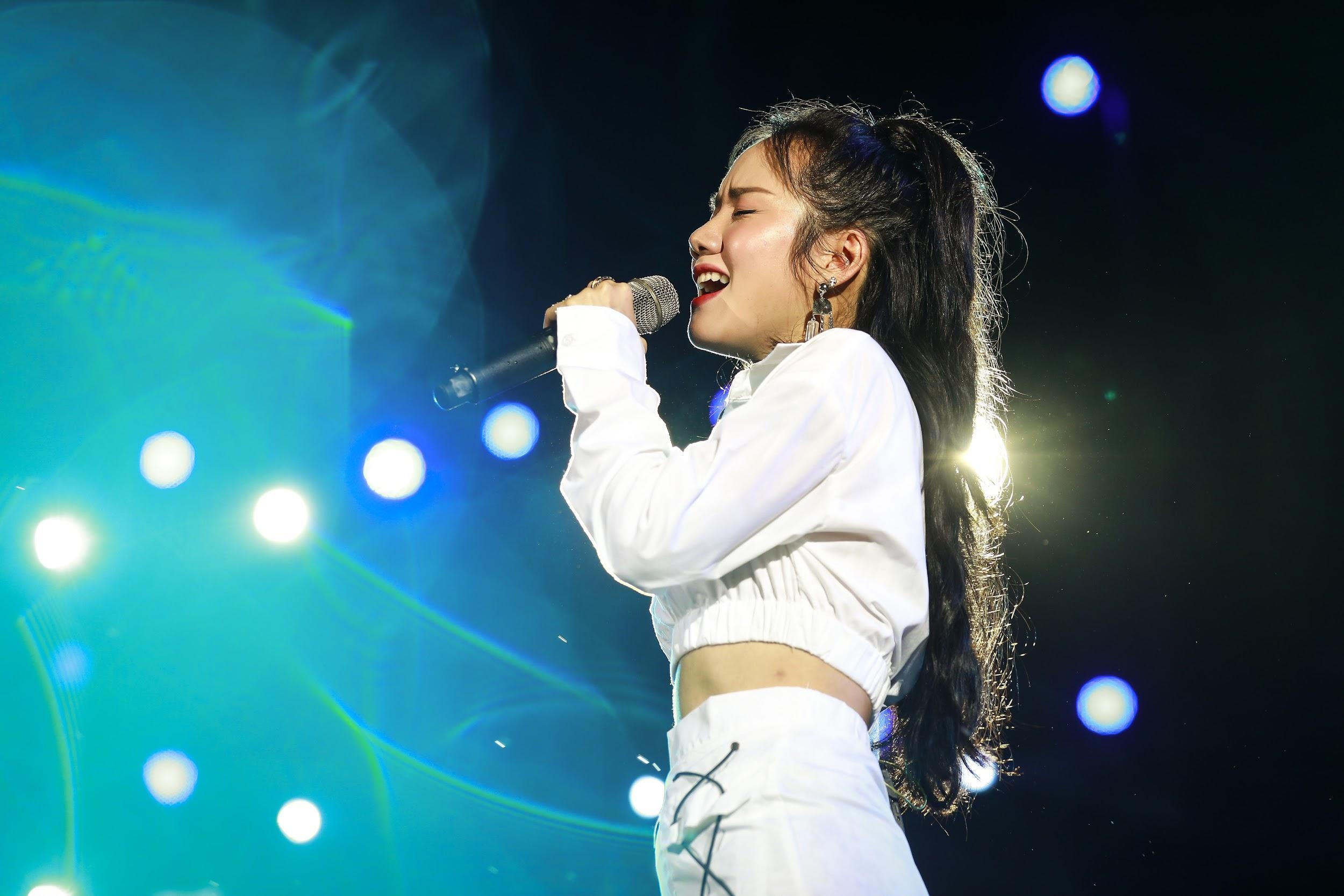 Nhin lai hanh trinh le hoi nuoc Aqua League 2019 qua cac con so hinh anh