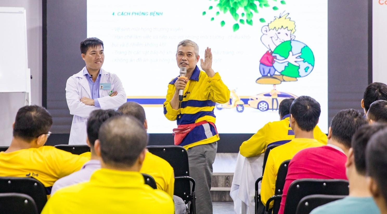 Bac si huong dan cham soc suc khoe cho tai xe cong nghe hinh anh