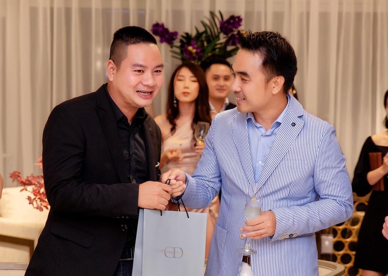 Ben trong showroom A.R.T Furniture dau tien cua CDC Home Design Center hinh anh