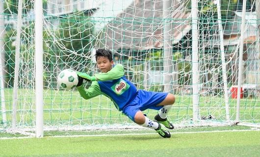 Hanh trinh den giai dau quoc te Barcelona cua cau thu nhi Viet Nam hinh anh