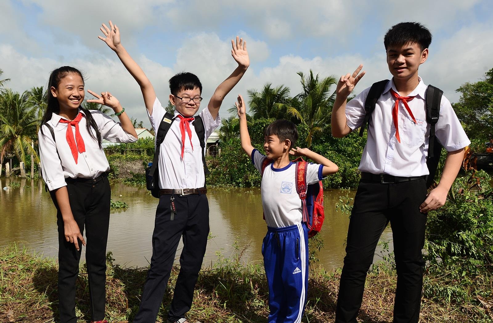 Hoc sinh mien Tay phan khoi trong ngay cay cau den lop duoc khoi cong hinh anh