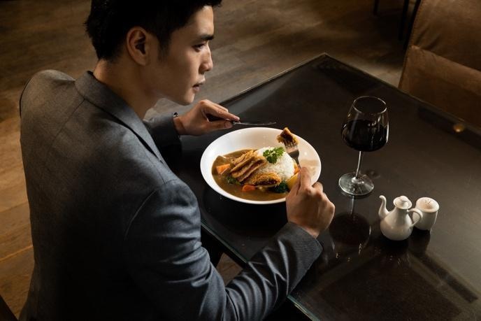 Nap nang luong cho bua trua voi com ca ri Nhat vi bo My hinh anh