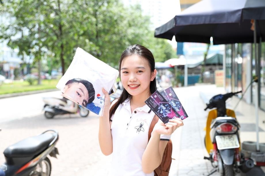 Fan Son Tung M-TP xep hang cho nhan ve Sky Tour tai Ha Noi hinh anh