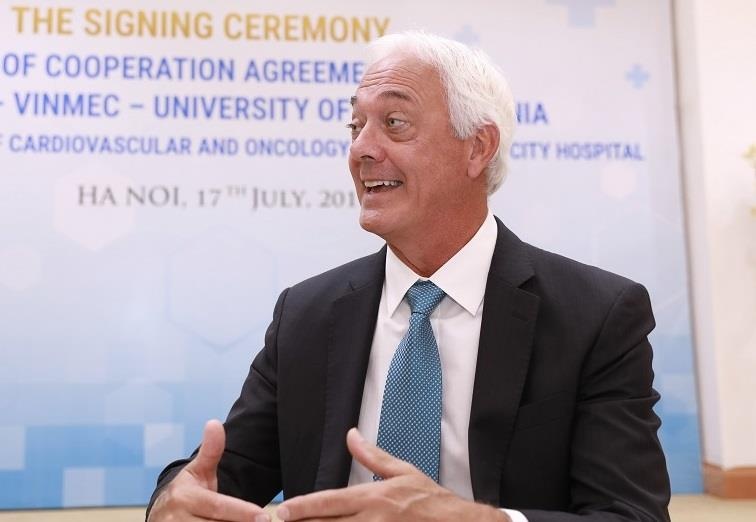 Giao su My: 'Voi y khoa, viec hoc la ca doi' hinh anh