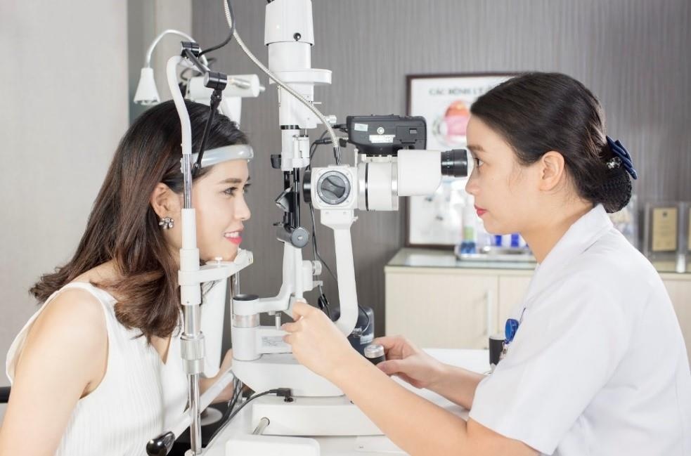 Can luu y cham soc mat nhu the nao sau khi mo can thi? hinh anh