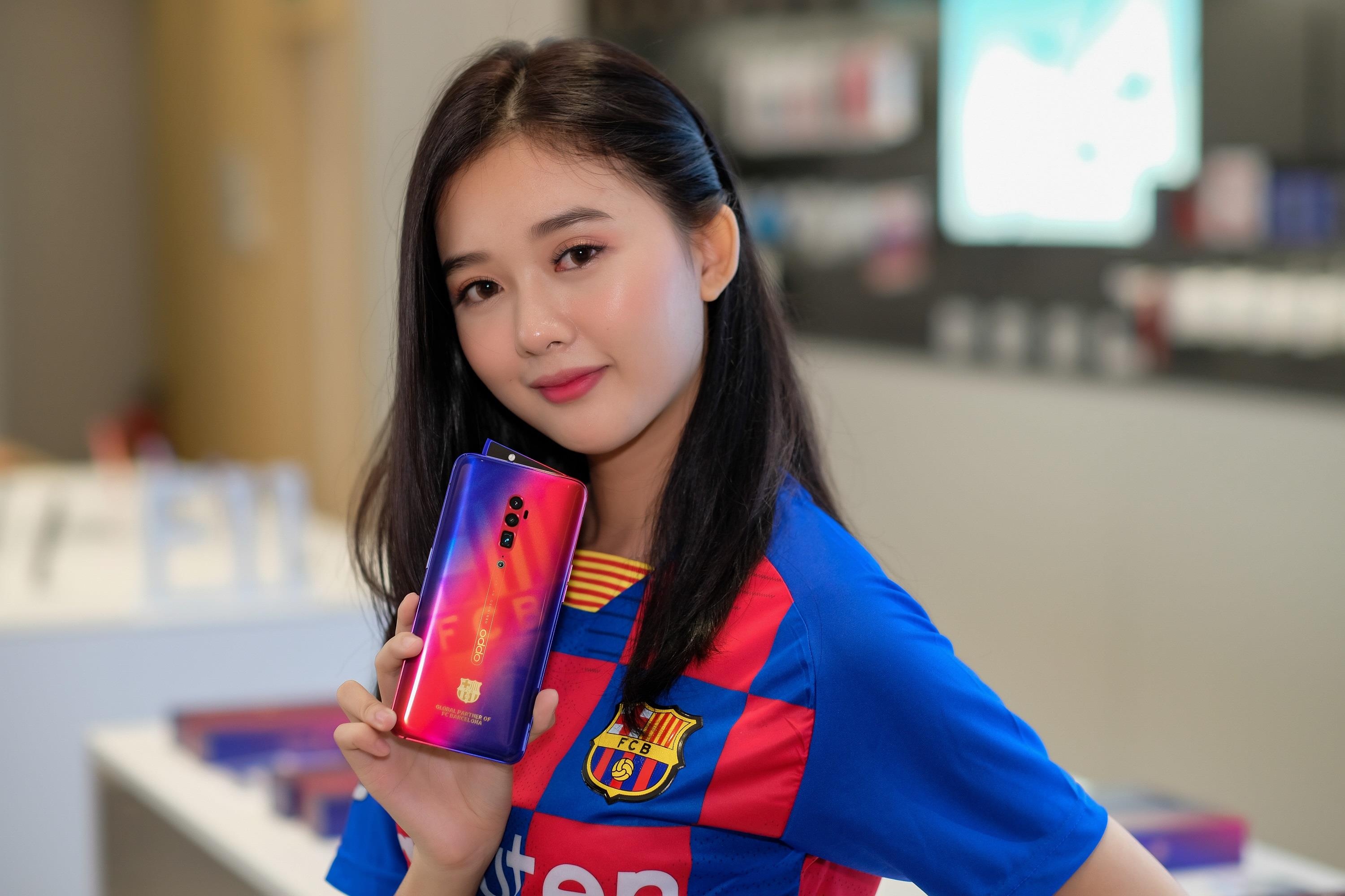 Oppo Reno 10x Zoom phien ban FC Barcelona ban doc quyen tai VN hinh anh