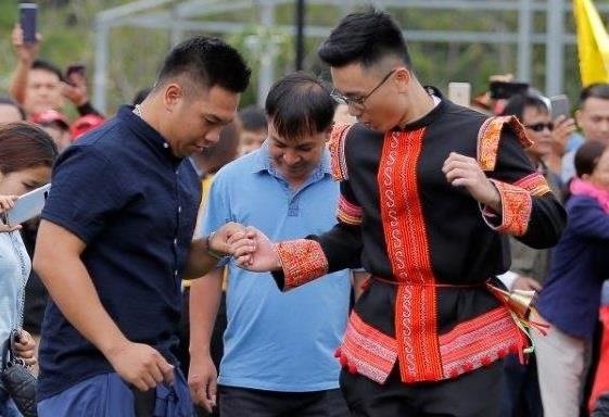 Man nhay sap dong nhat tai Fansipan lap ky luc Viet Nam hinh anh