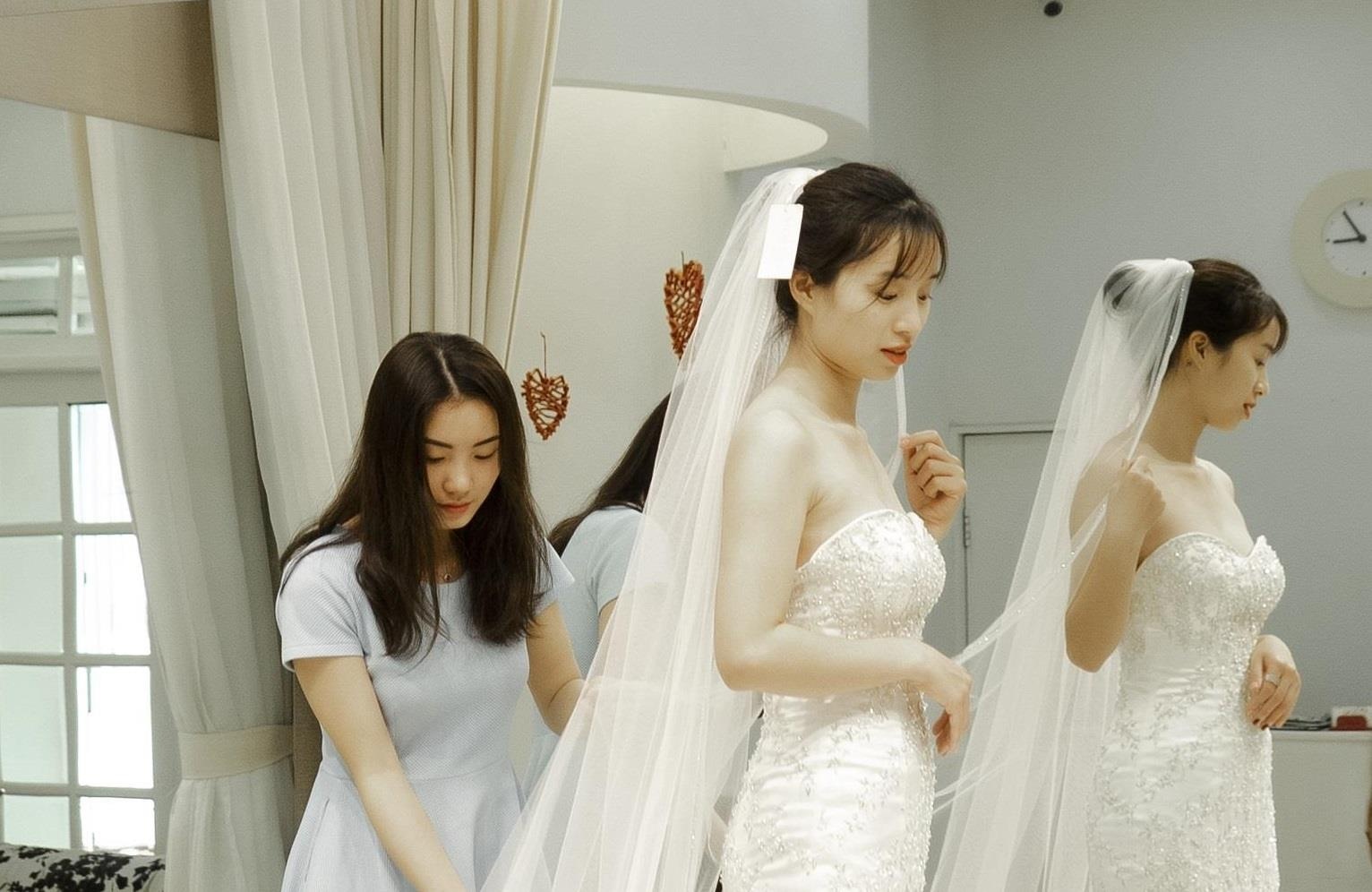 5 tieu chi chon vay cuoi khong nen bo qua cho mua cuoi sap den hinh anh