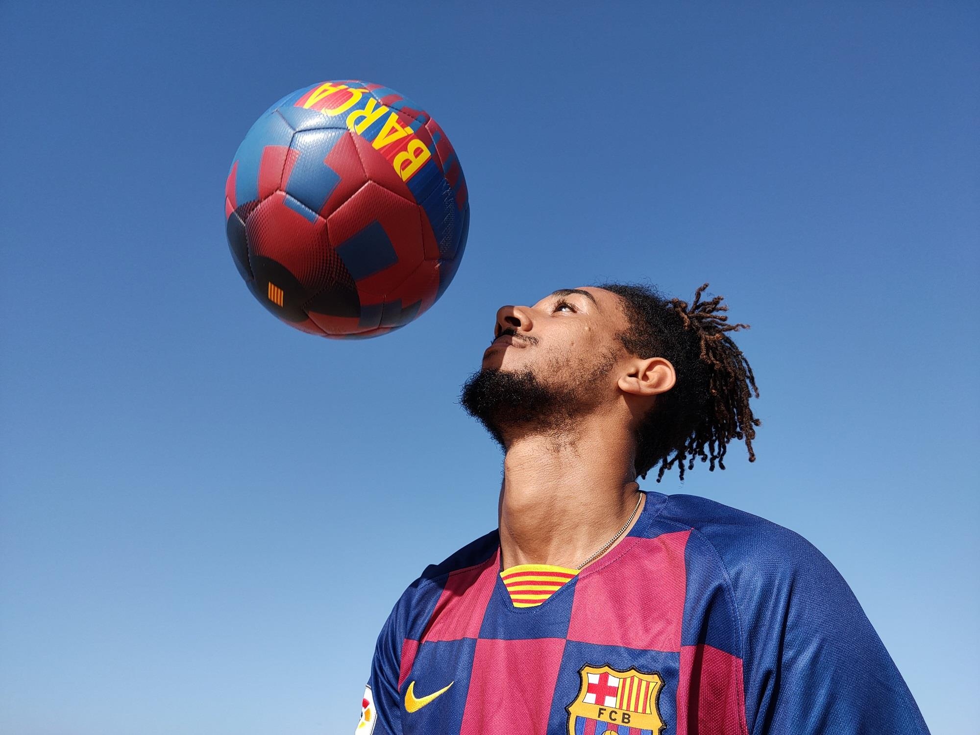 Bo anh bong da duong pho chan thuc qua ong kinh Oppo Reno 10x zoom hinh anh