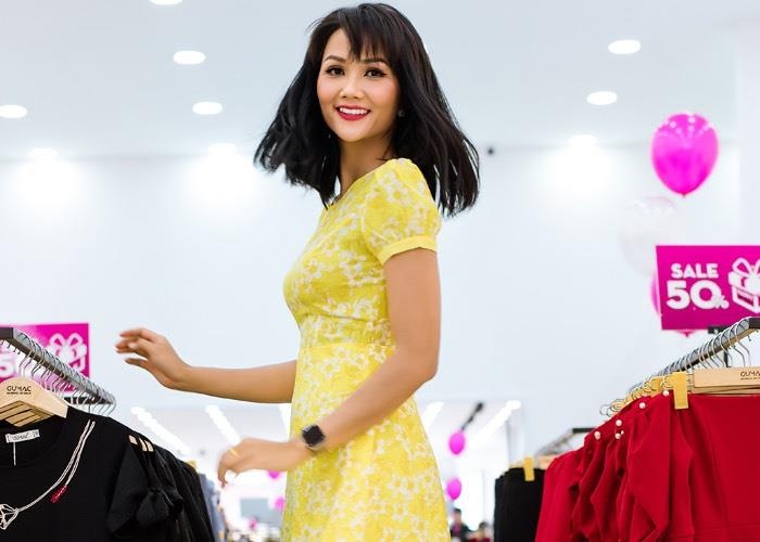 Bat gap H'Hen Nie di mua sam voi toc ngang vai nu tinh hinh anh