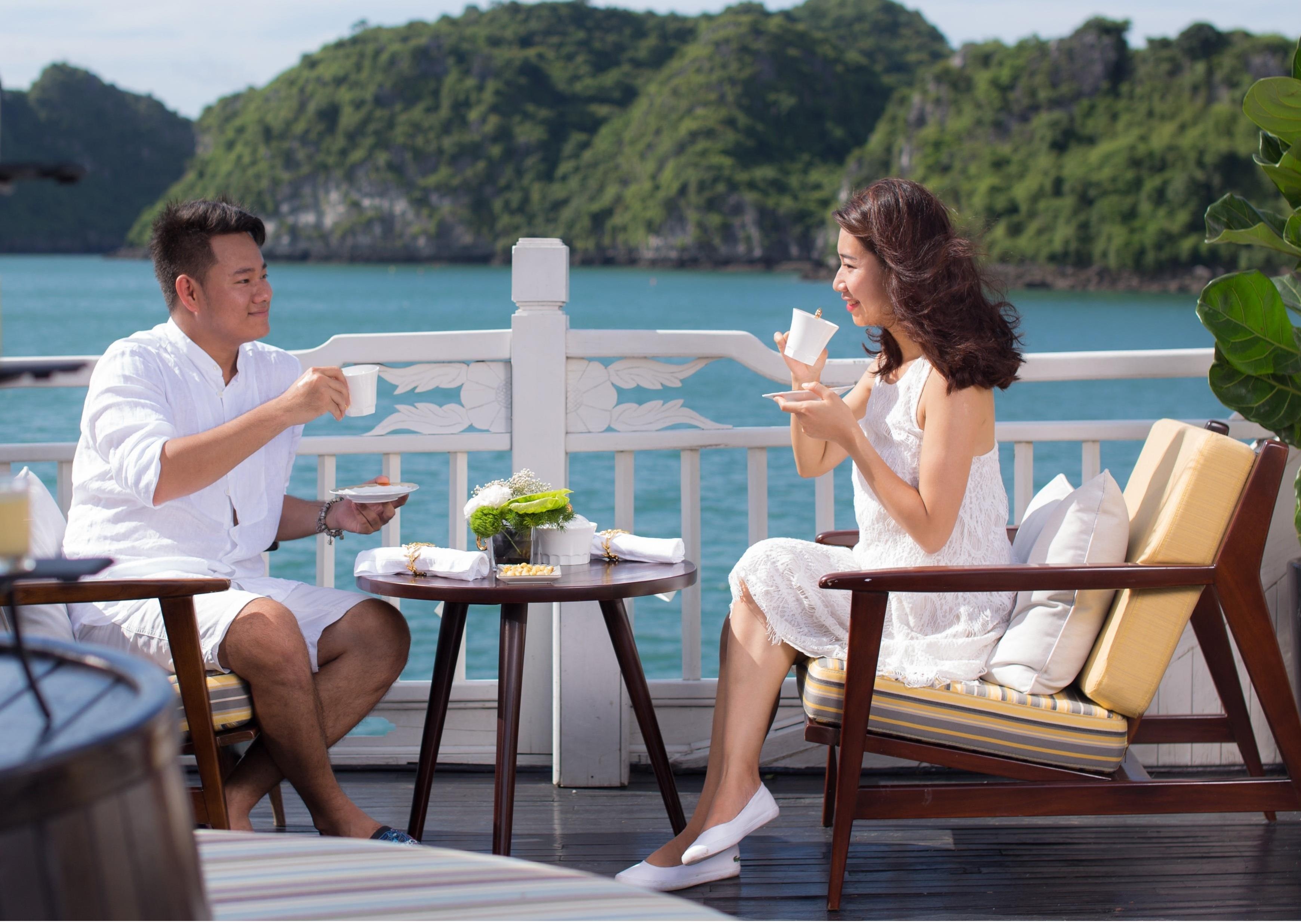 Thuong ngoan tron ven ve dep vinh Ha Long tren du thuyen Hera hinh anh