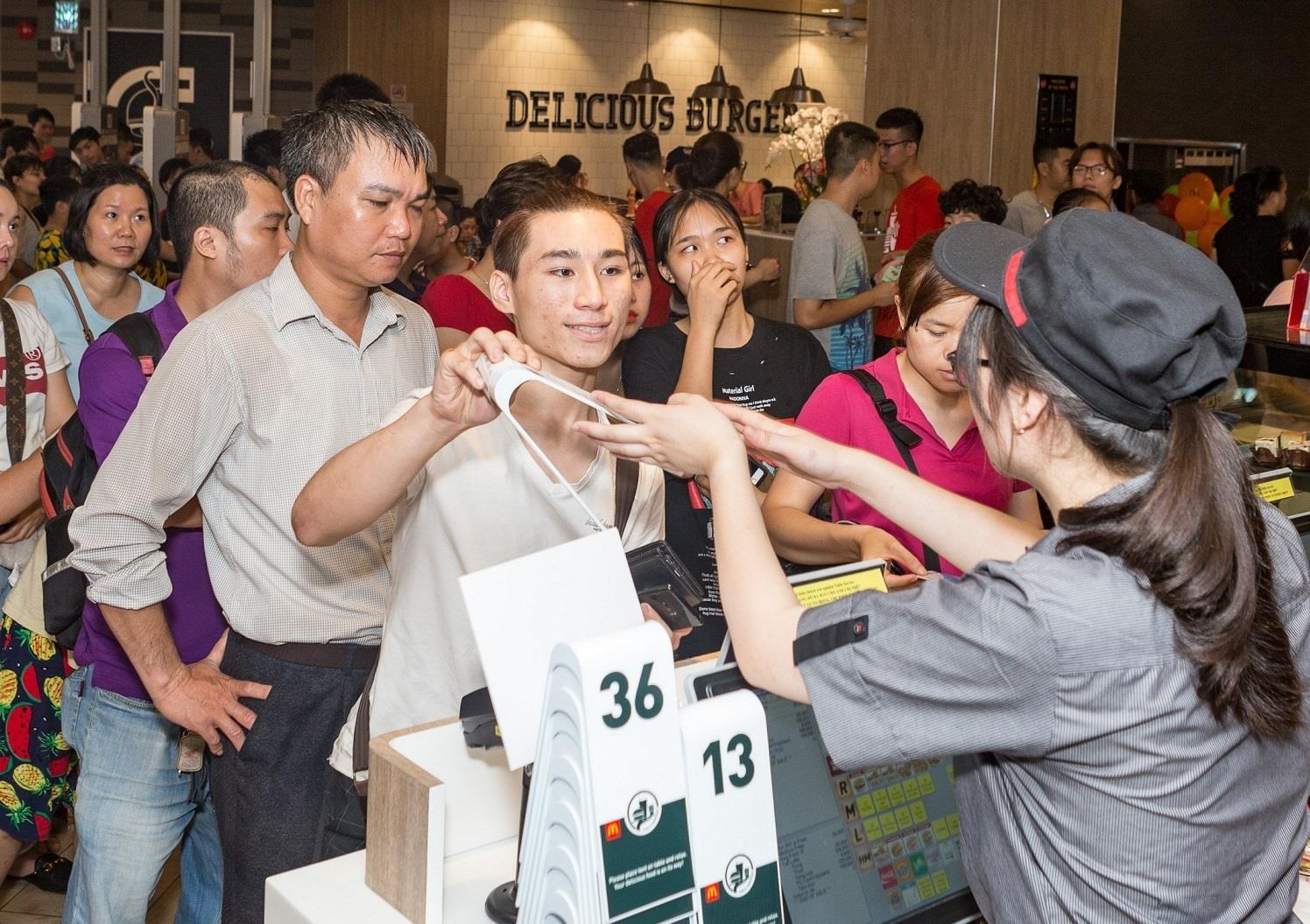 McDonald’s khai truong nha hang thu tu tai Ha Noi hinh anh