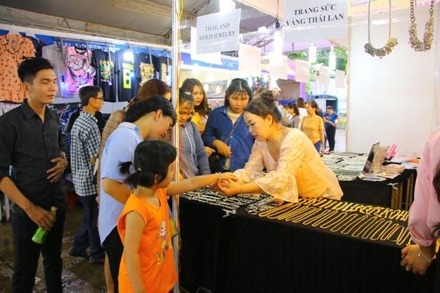 Hoi cho mua sam Viet Nam - Thai Lan anh 1