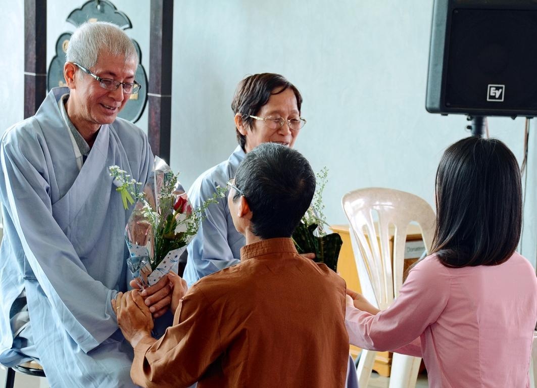 Nhung dia diem y nghia nen den cung bo me dip Vu Lan hinh anh