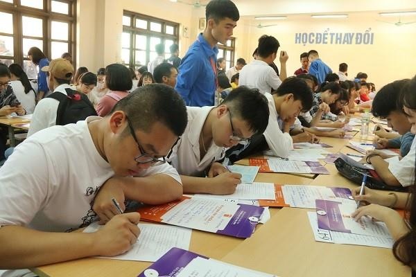 Hang nghin tan sinh vien nhap hoc dot I tai DH Dai Nam hinh anh